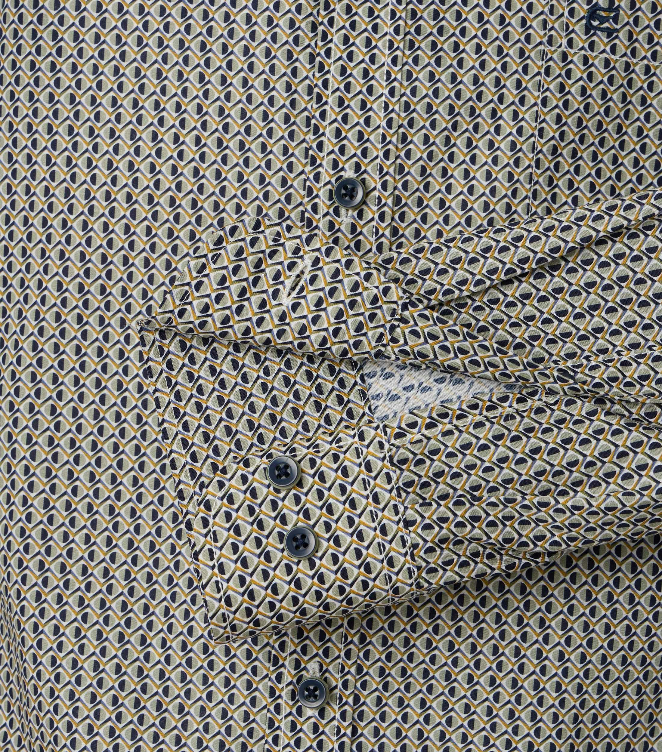 Ein Freizeithemd im Print Muster in der Farbe Grün