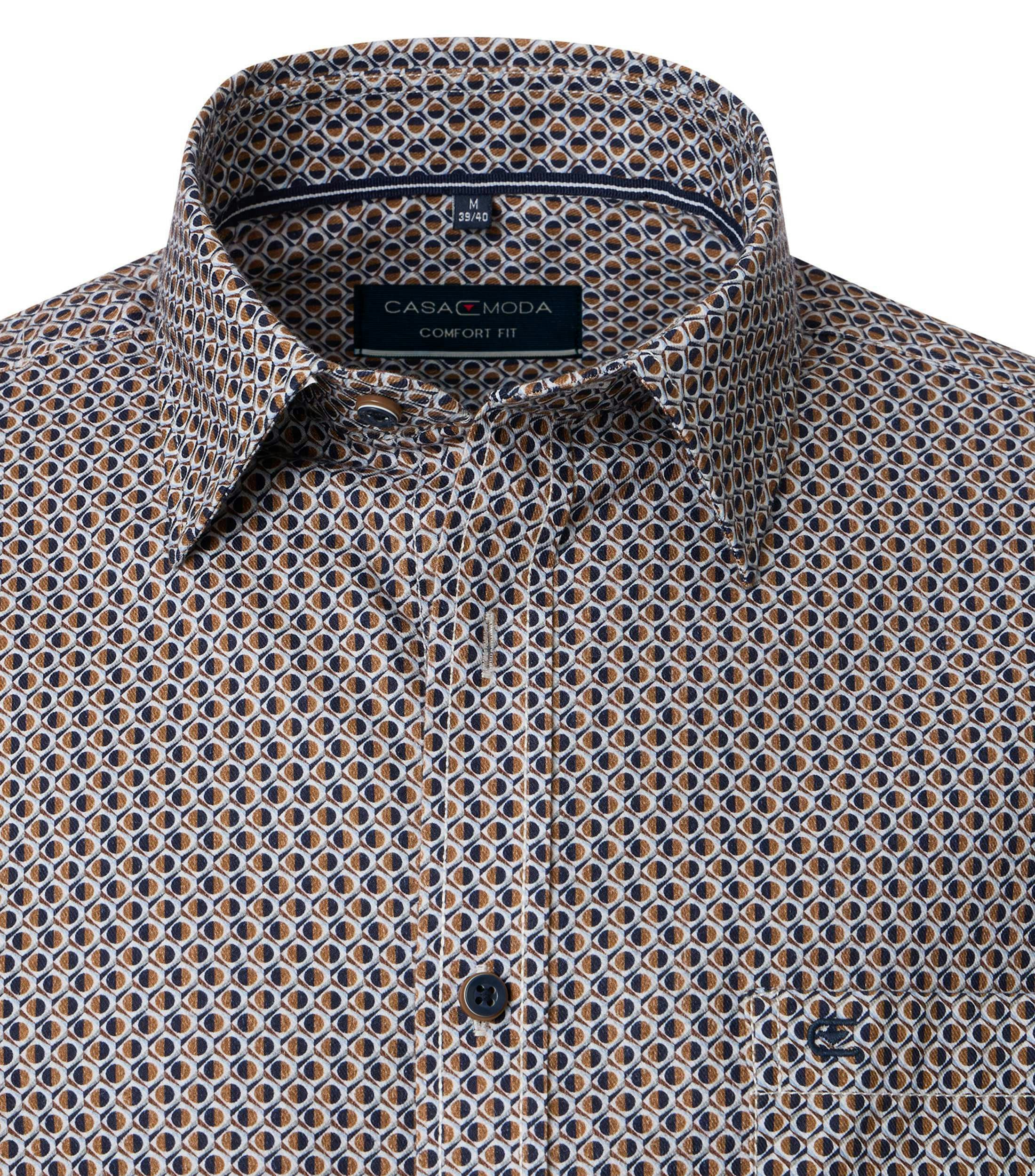 Ein Freizeithemd im Print Muster in der Farbe Orange