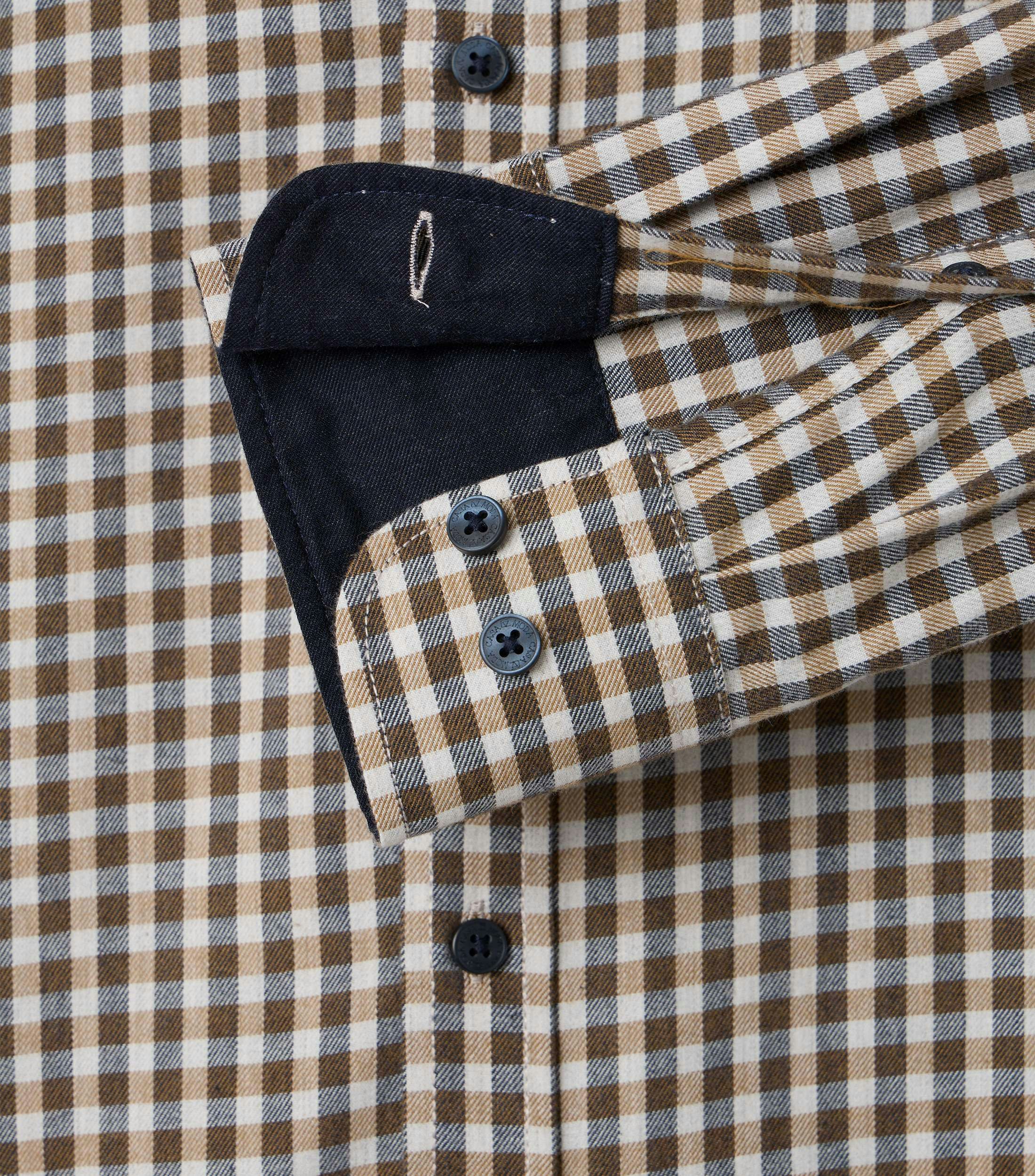 Ein Freizeithemd im kariert Muster in der Farbe Beige