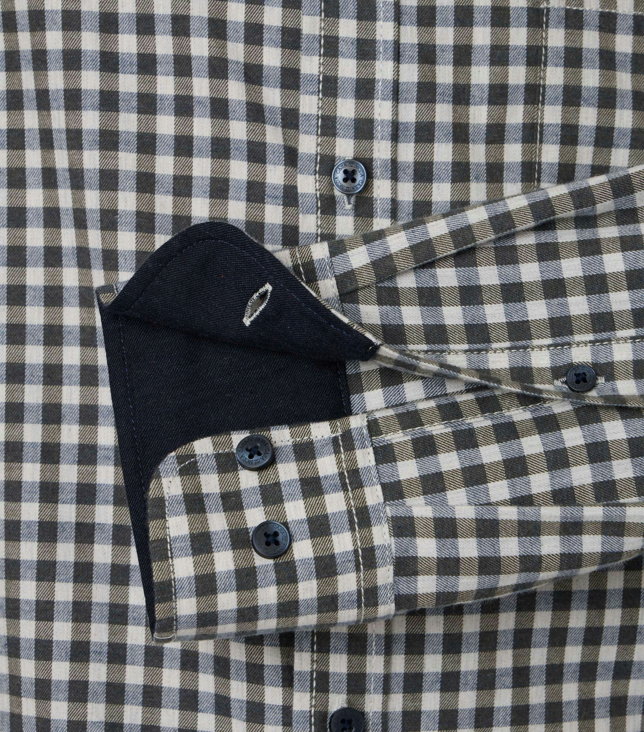 Ein Freizeithemd im kariert Muster in der Farbe Grün