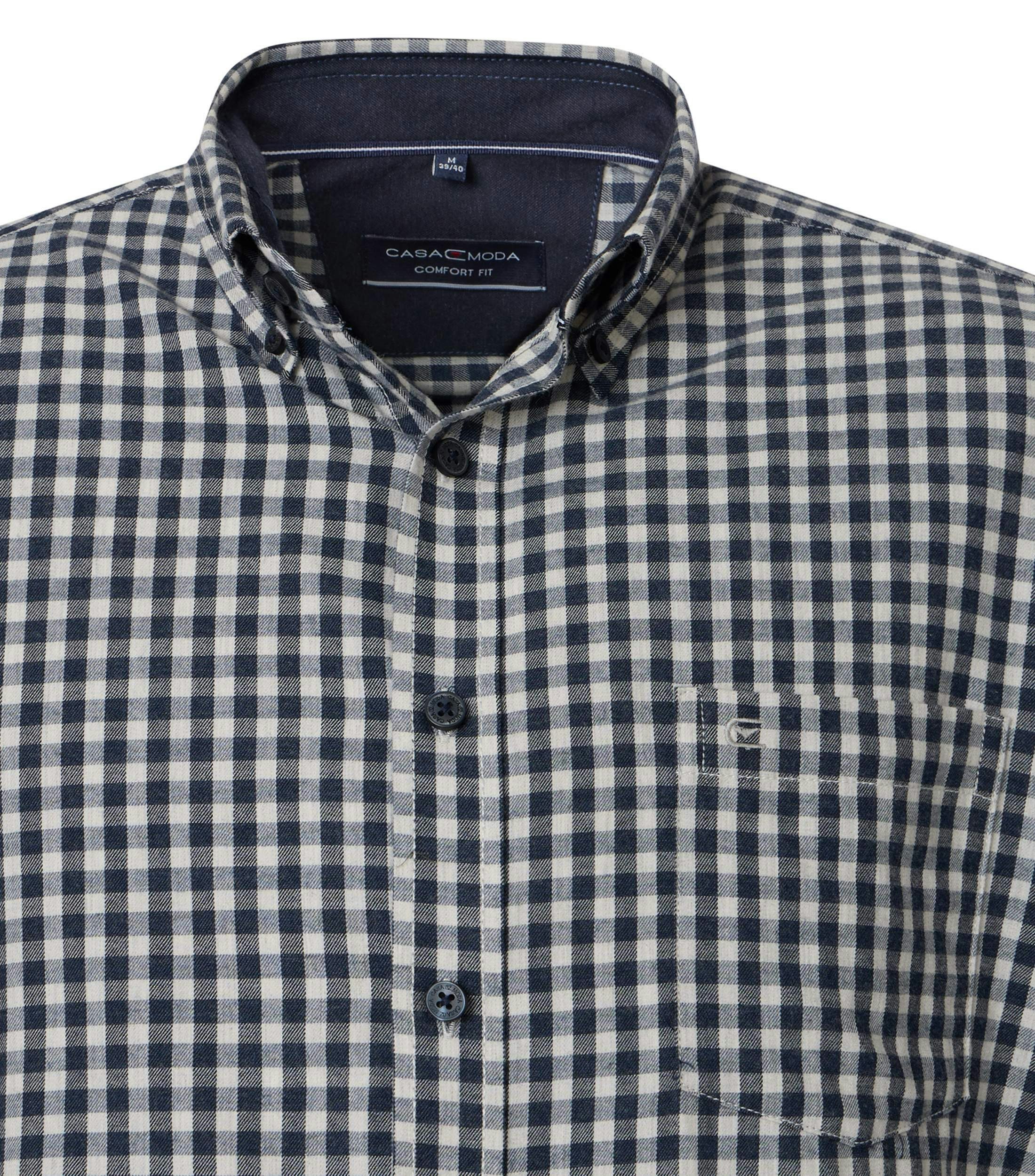 Ein Freizeithemd im kariert Muster in der Farbe Blau