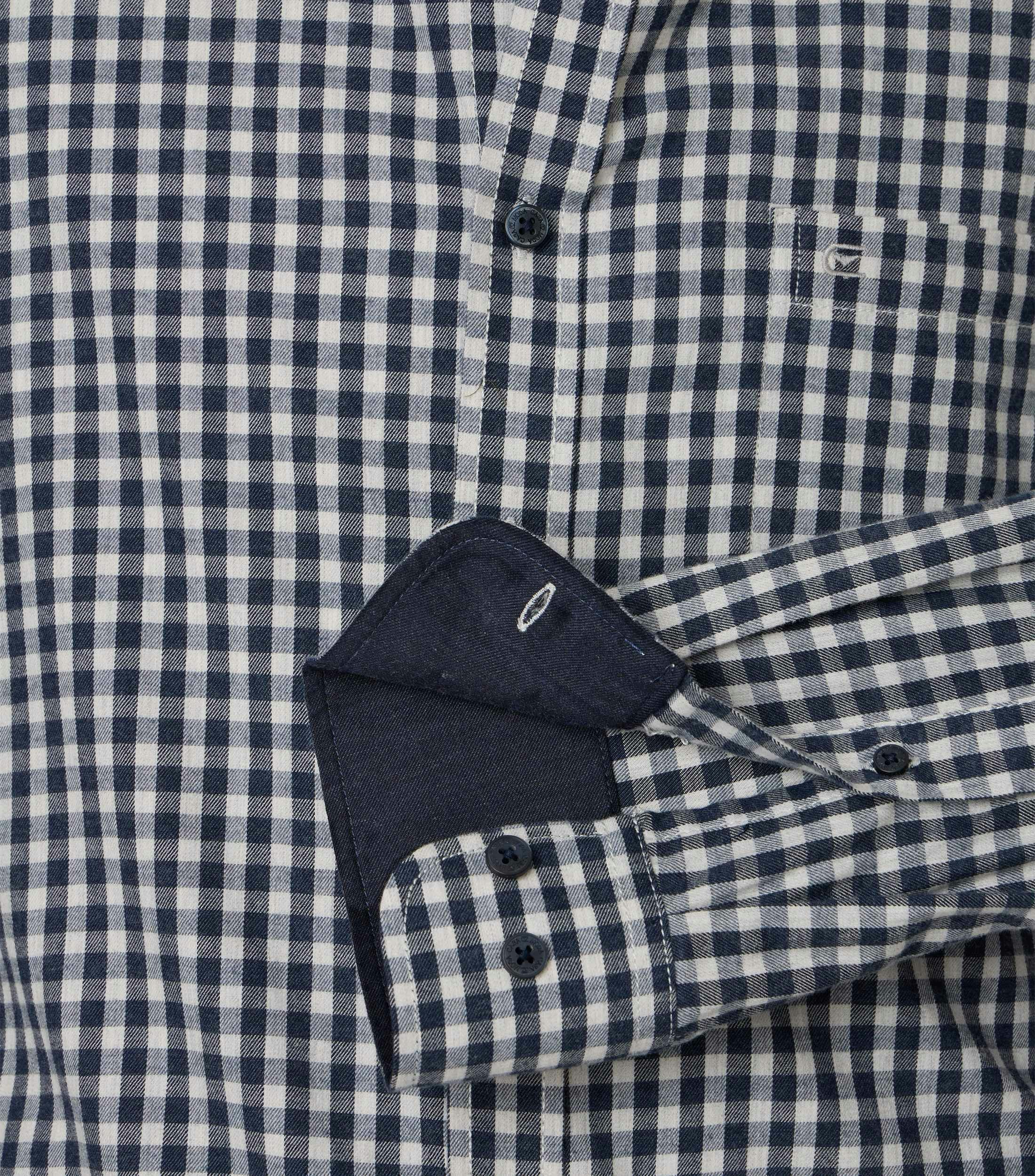 Ein Freizeithemd im kariert Muster in der Farbe Blau