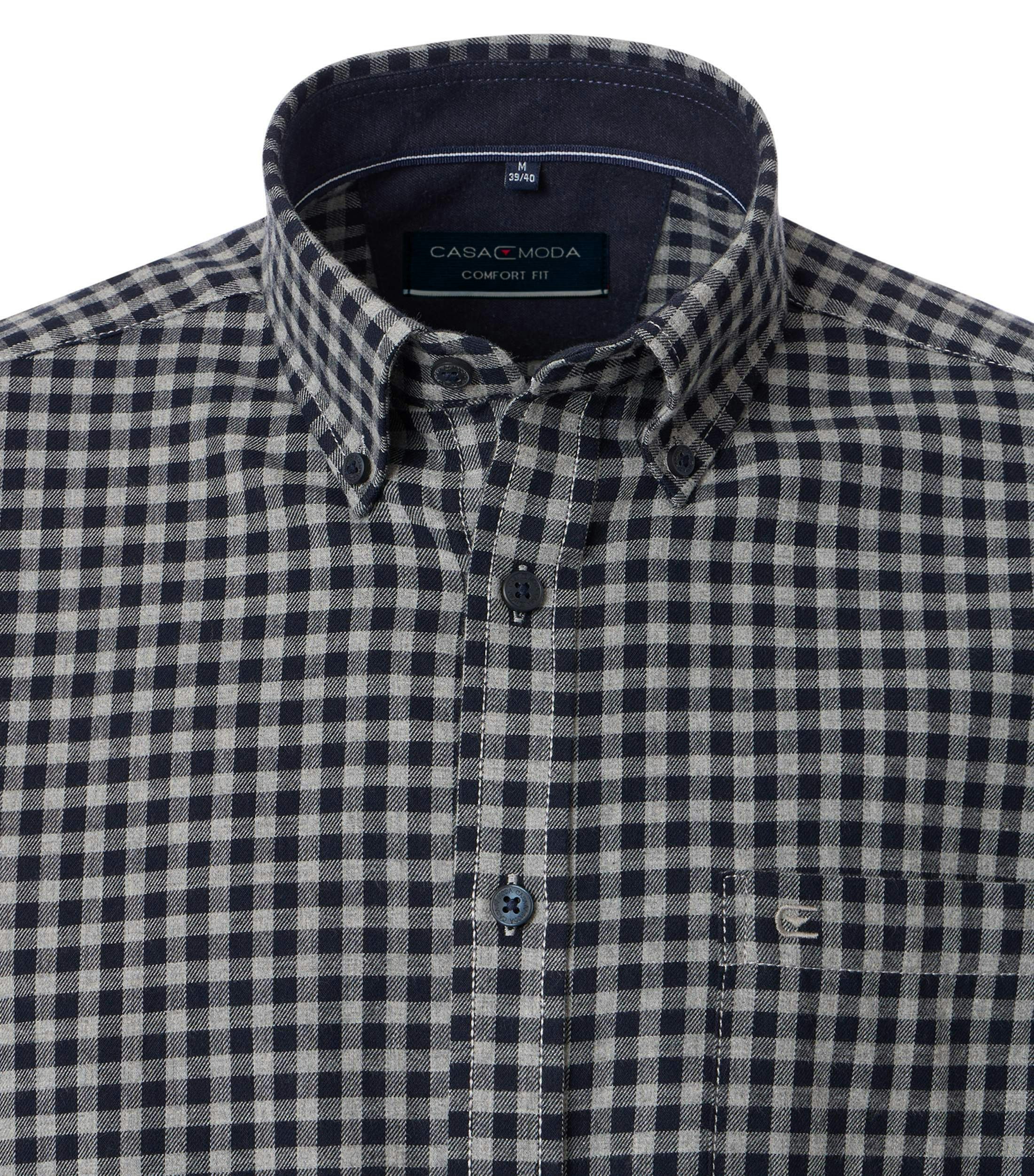 Ein Freizeithemd im kariert Muster in der Farbe Dunkelblau