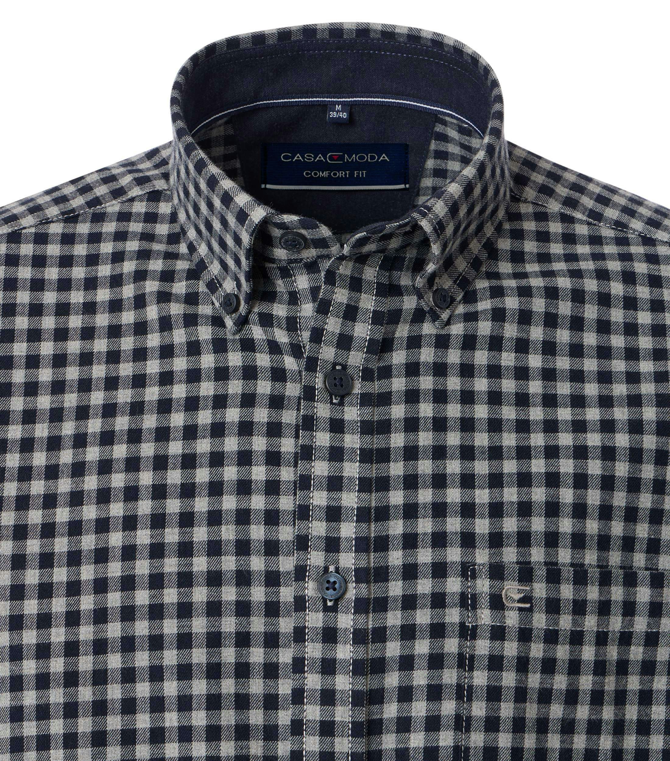 Ein Freizeithemd im kariert Muster in der Farbe Dunkelblau