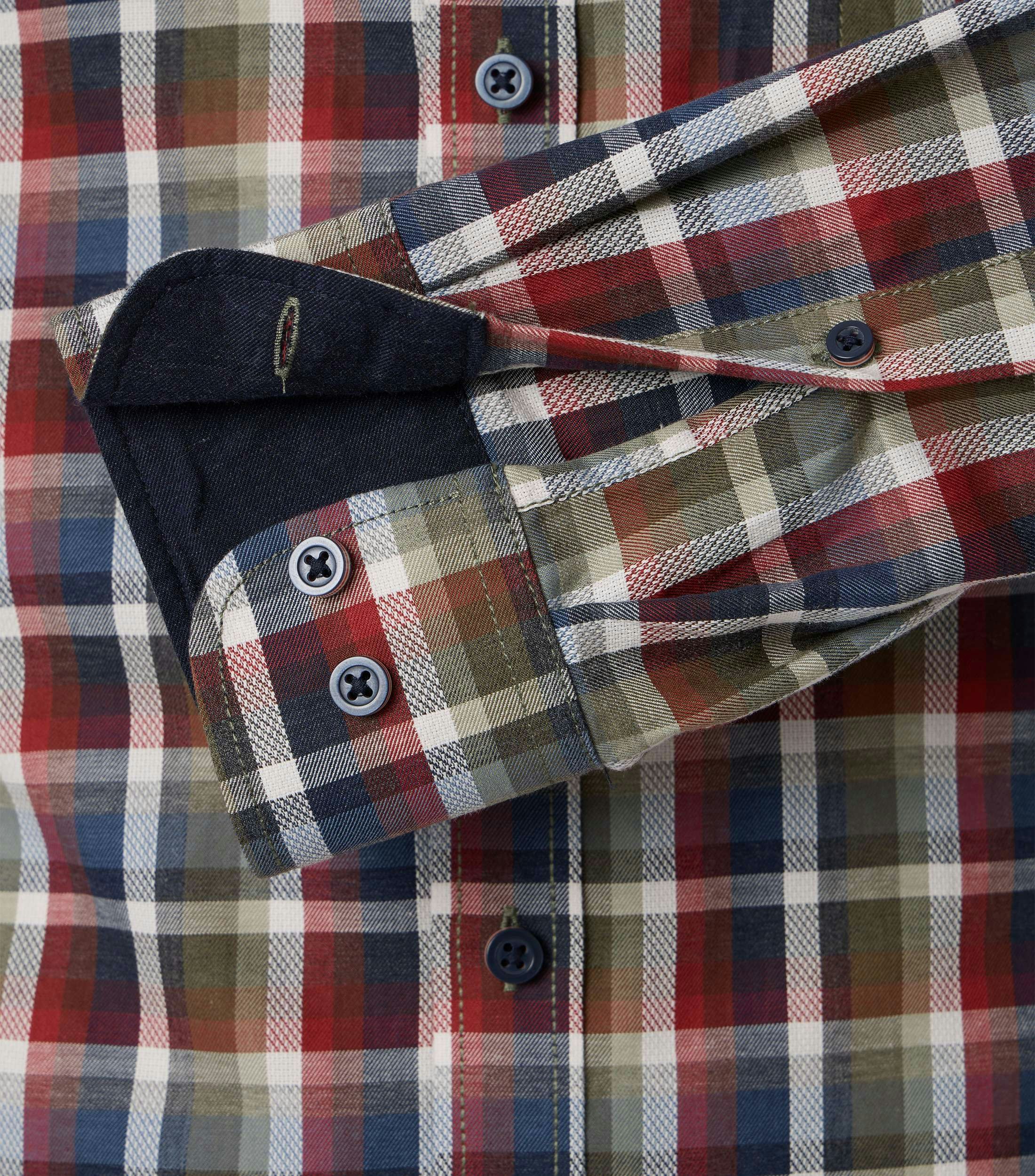 Das Model trägt ein Freizeithemd im kariert Muster in der Farbe Rot