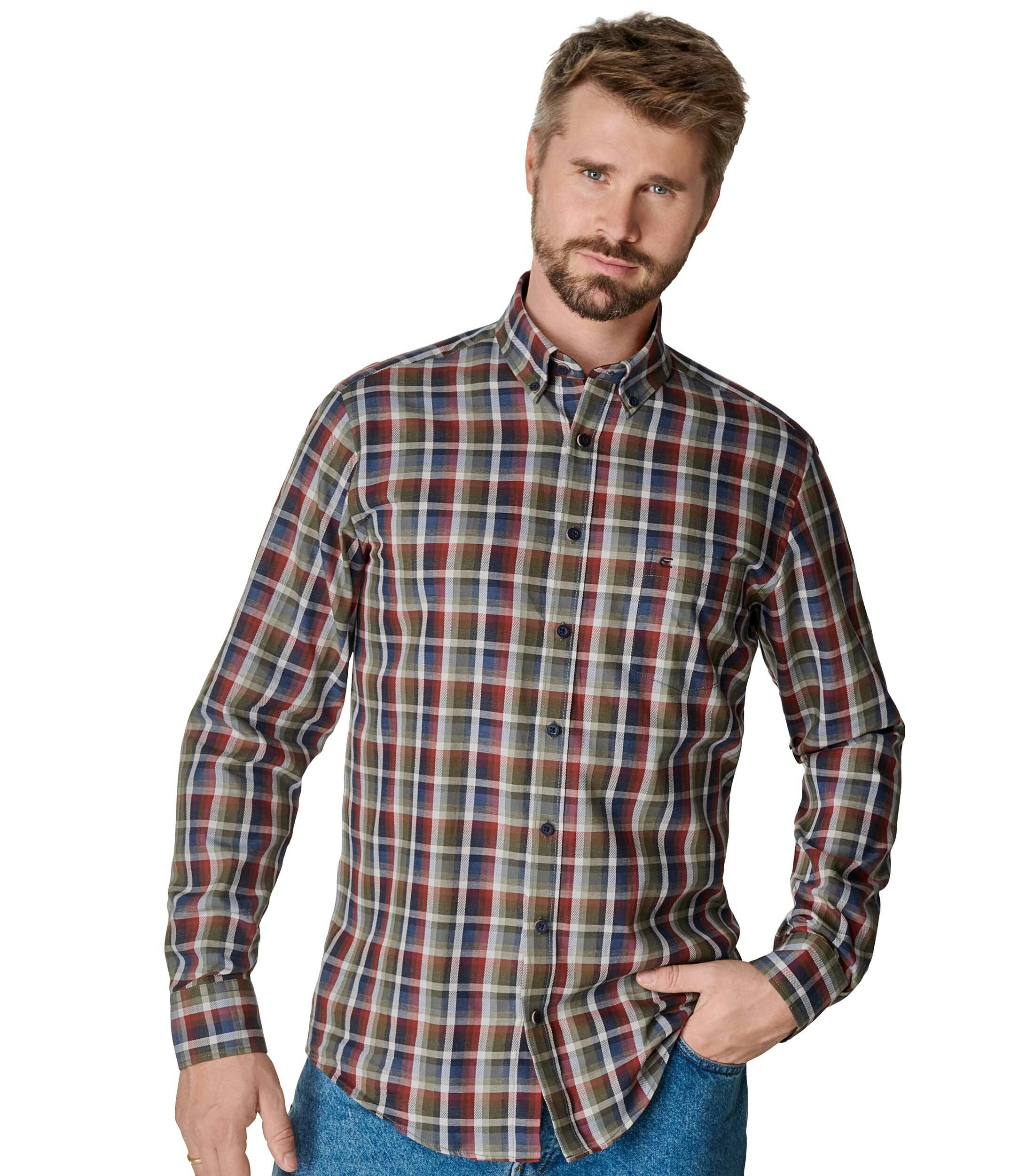 Das Model trägt ein Freizeithemd im kariert Muster in der Farbe Rot