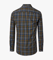 Das Model trägt ein Freizeithemd im kariert Muster in der Farbe Blau