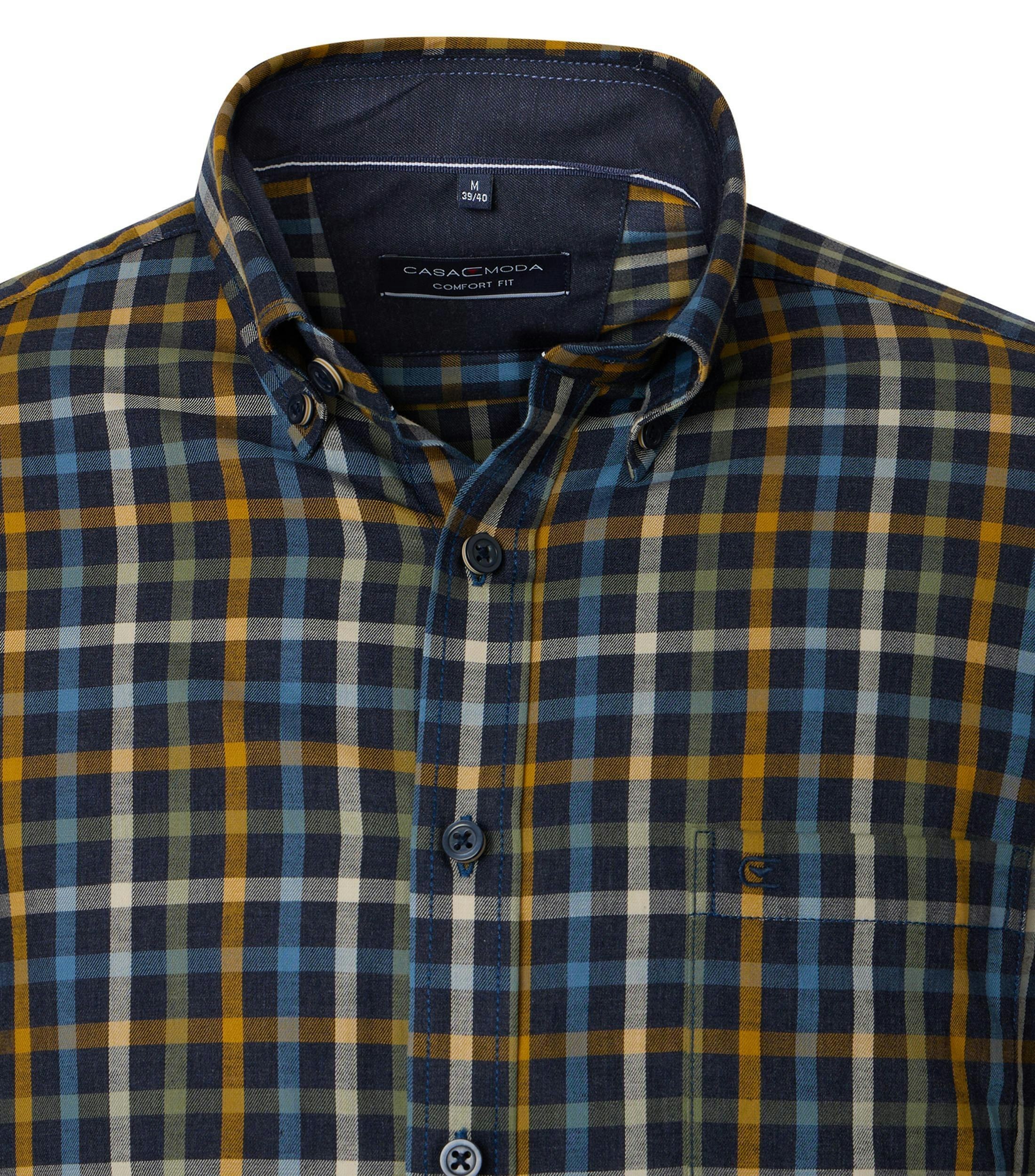 Das Model trägt ein Freizeithemd im kariert Muster in der Farbe Blau