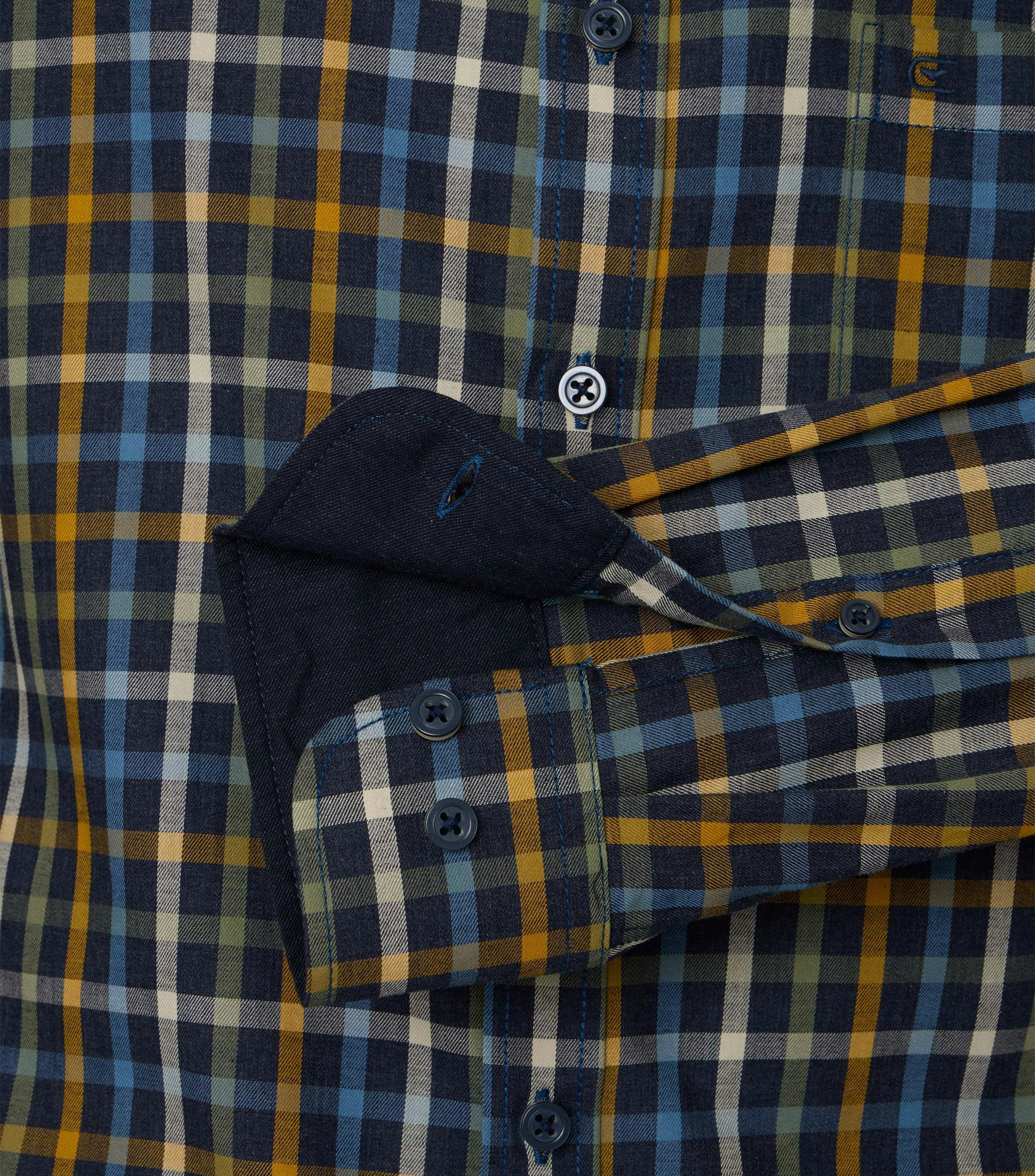 Das Model trägt ein Freizeithemd im kariert Muster in der Farbe Blau