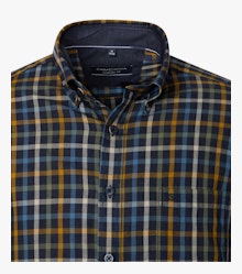 Das Model trägt ein Freizeithemd im kariert Muster in der Farbe Blau