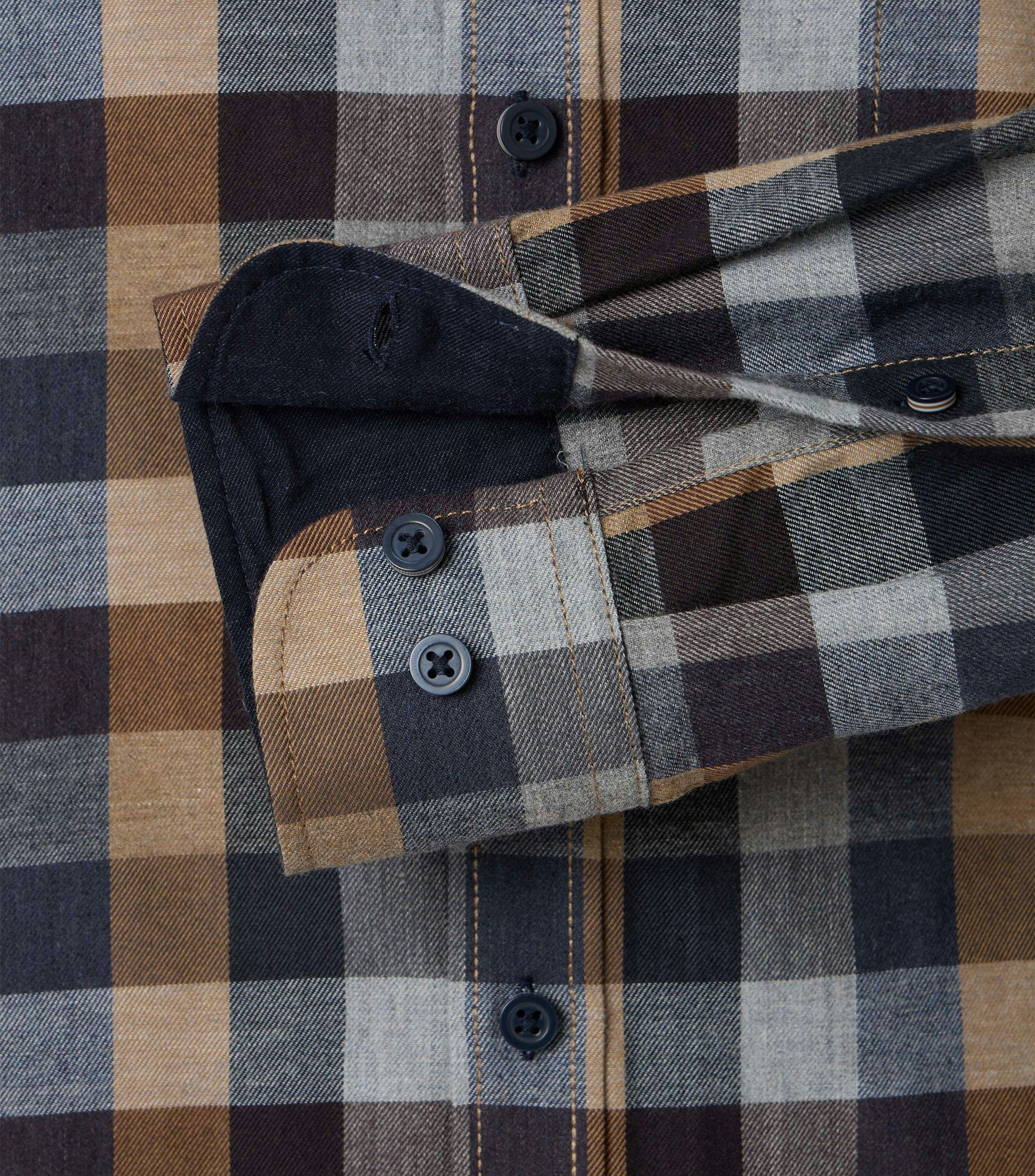 Das Model trägt ein Freizeithemd im kariert Muster in der Farbe Dunkelblau