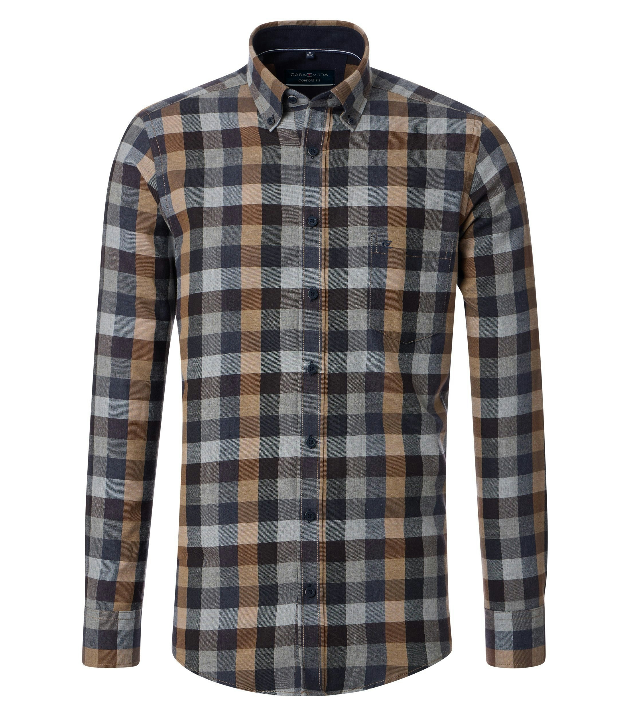 Das Model trägt ein Freizeithemd im kariert Muster in der Farbe Dunkelblau