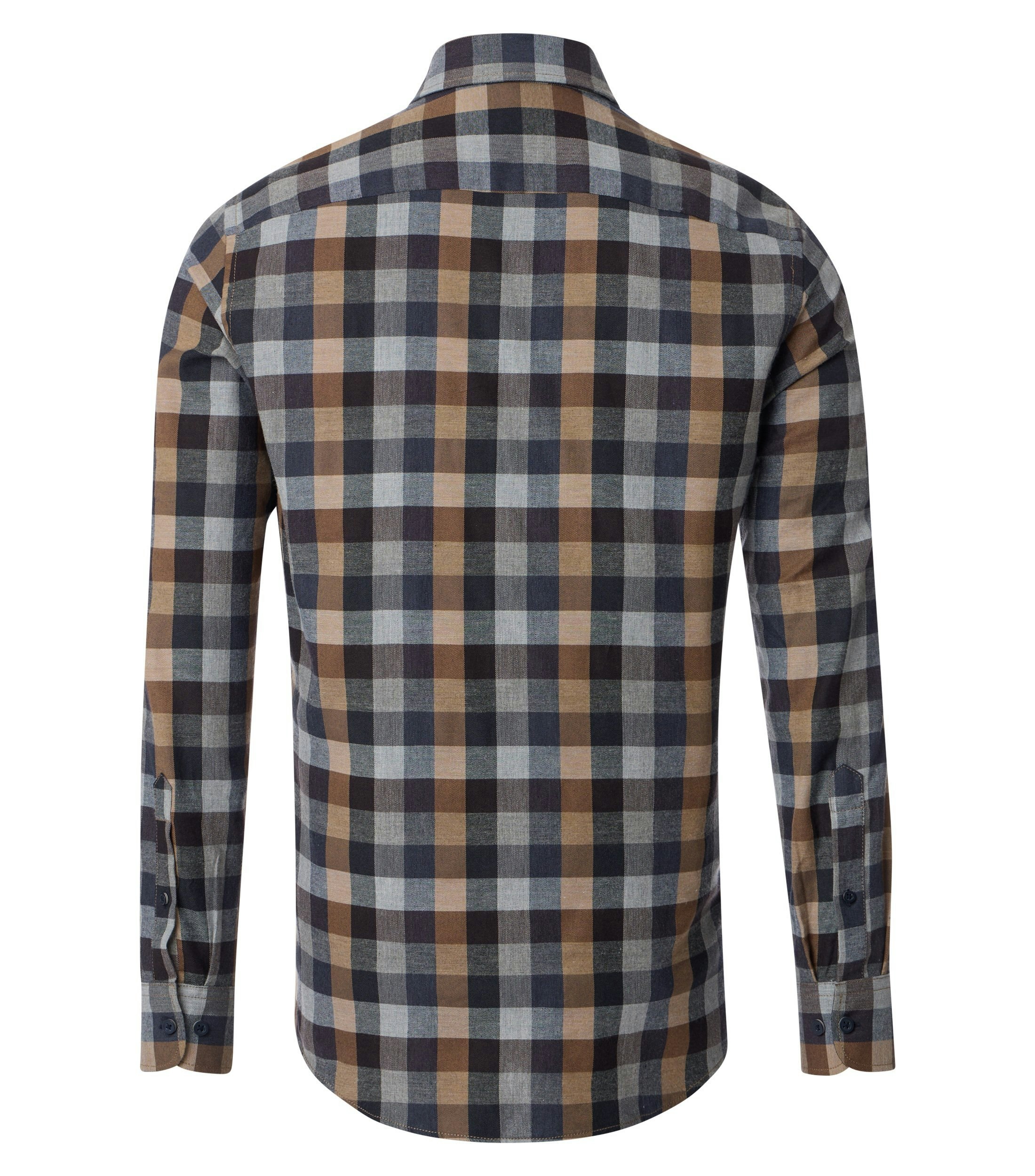 Das Model trägt ein Freizeithemd im kariert Muster in der Farbe Dunkelblau