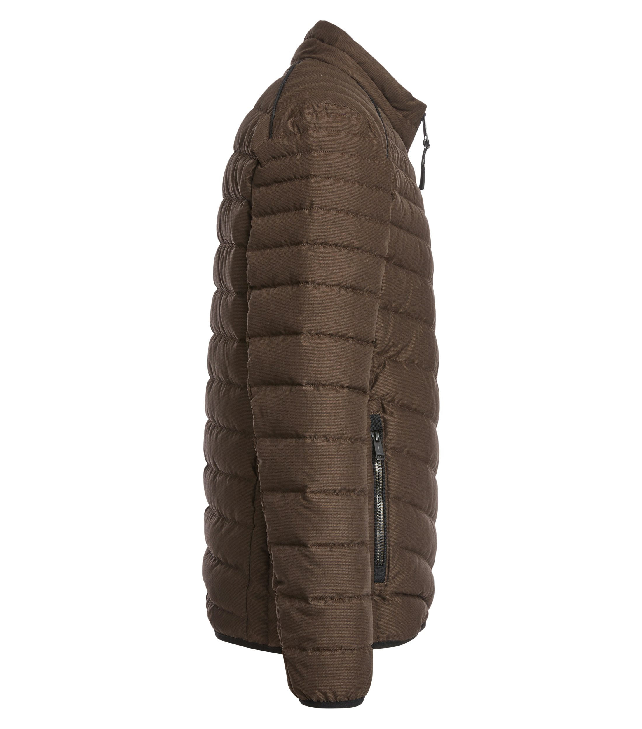Das Model trägt eine Jacke im uni Muster in der Farbe Kastanienbraun