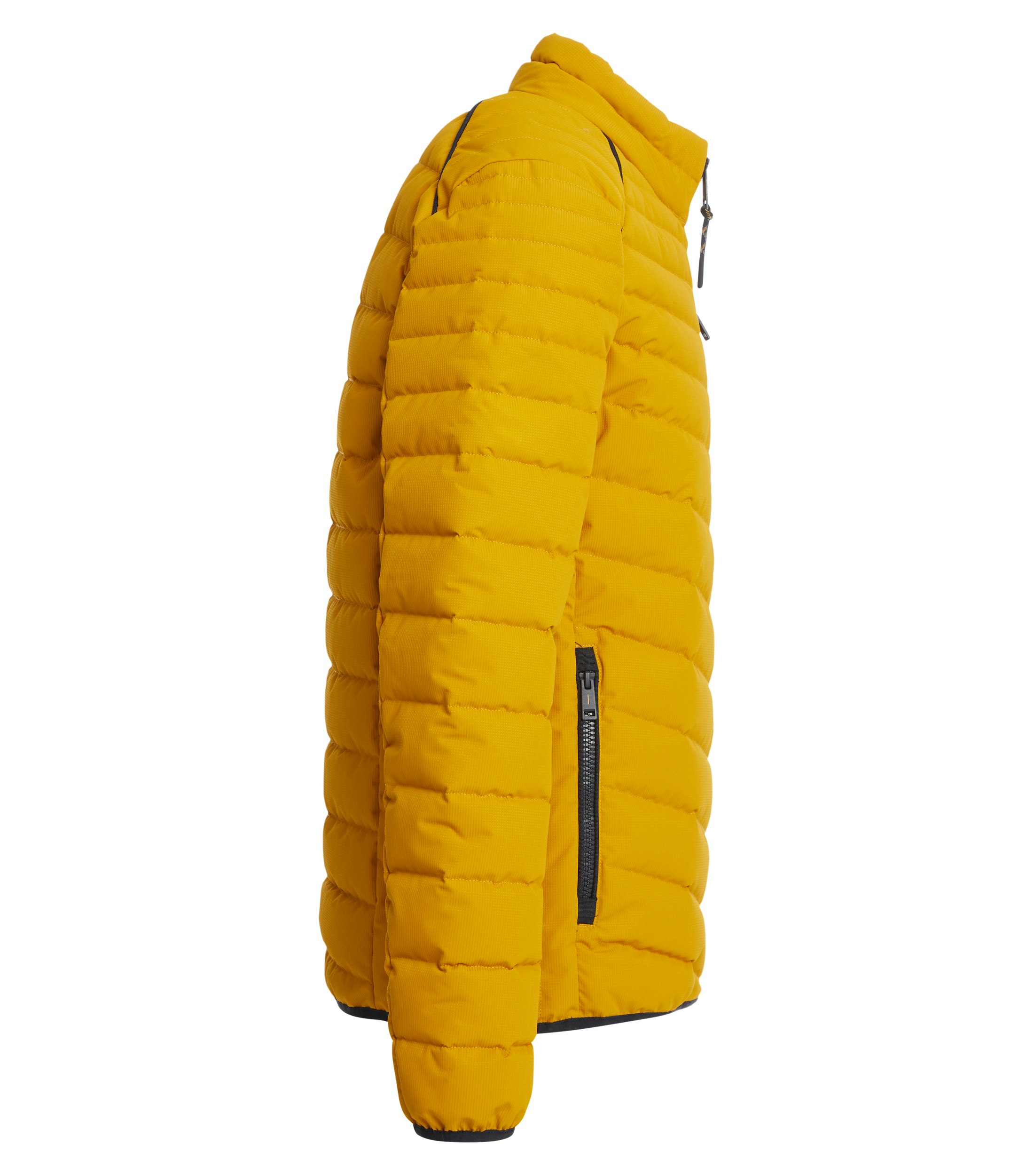 Das Model trägt eine Jacke im uni Muster in der Farbe Senfgelb