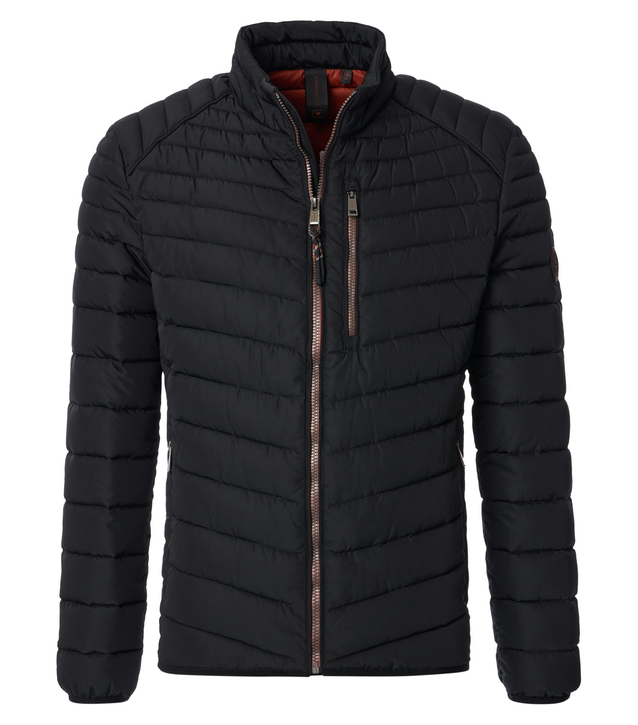 Das Model trägt eine Jacke im uni Muster in der Farbe Schwarz