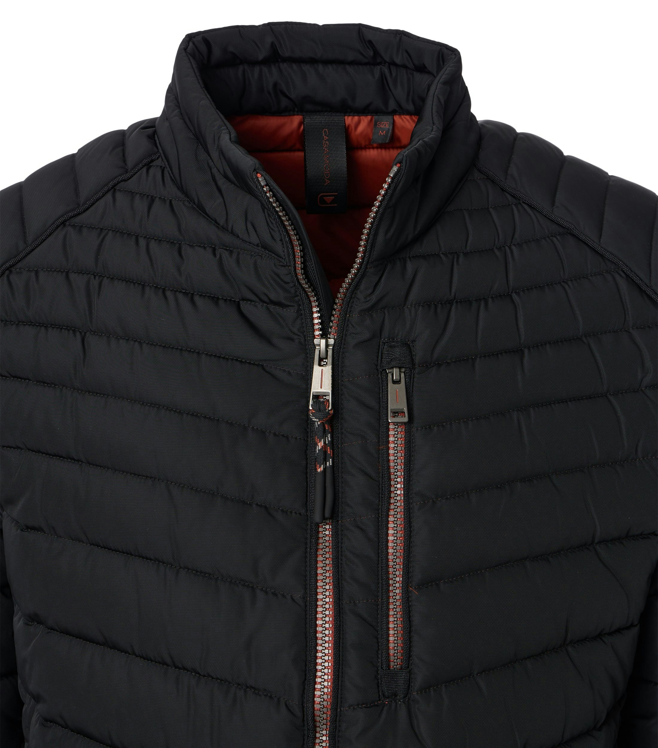 Das Model trägt eine Jacke im uni Muster in der Farbe Schwarz