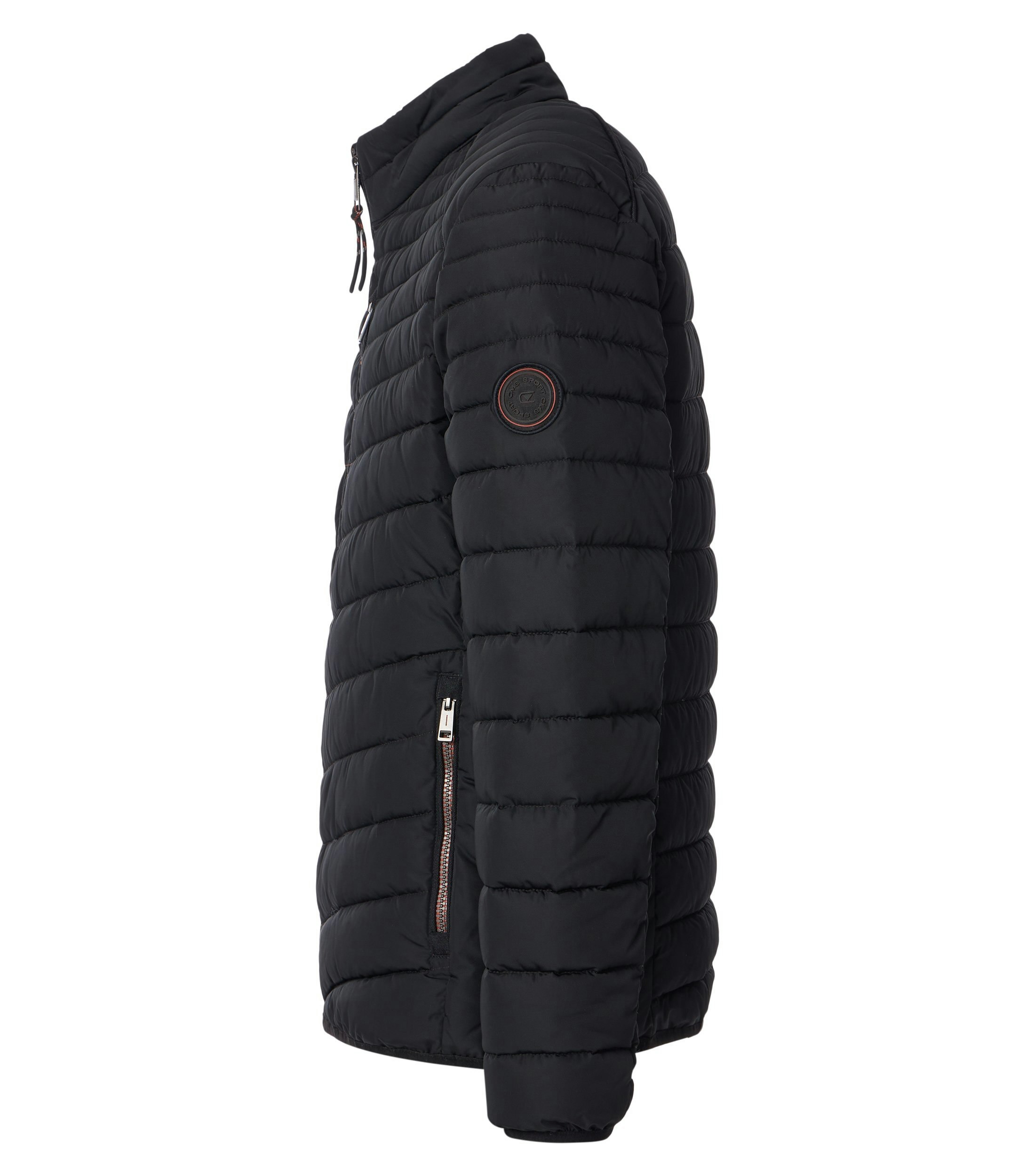 Das Model trägt eine Jacke im uni Muster in der Farbe Schwarz