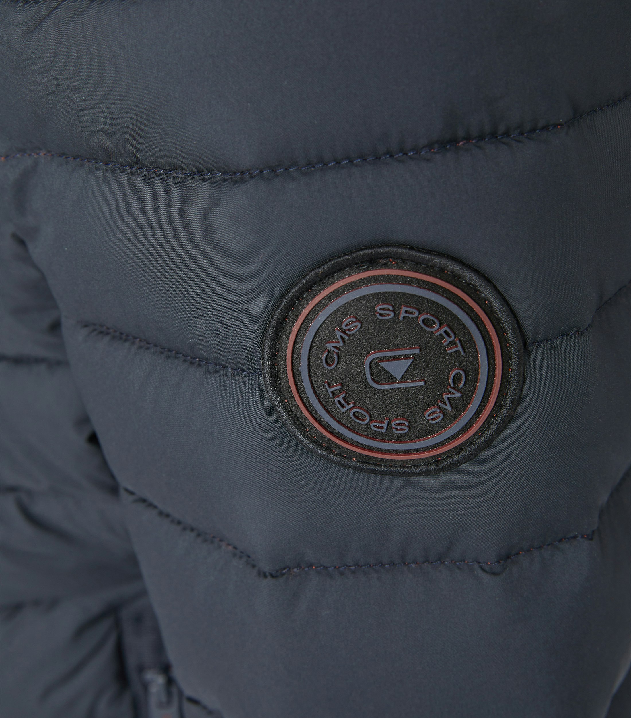 Das Model trägt eine Jacke im uni Muster in der Farbe mittleres Dunkelblau