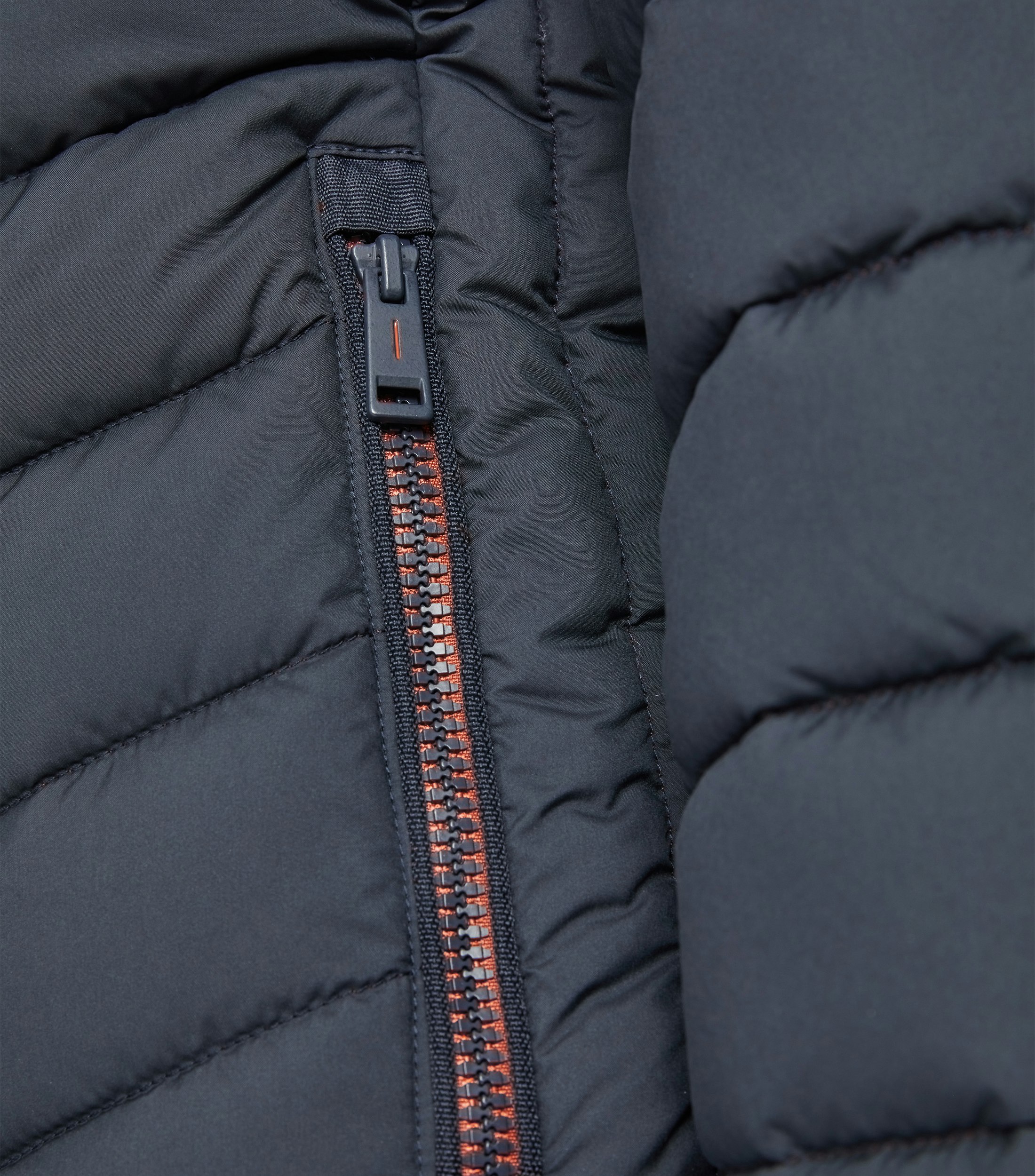 Das Model trägt eine Jacke im uni Muster in der Farbe mittleres Dunkelblau