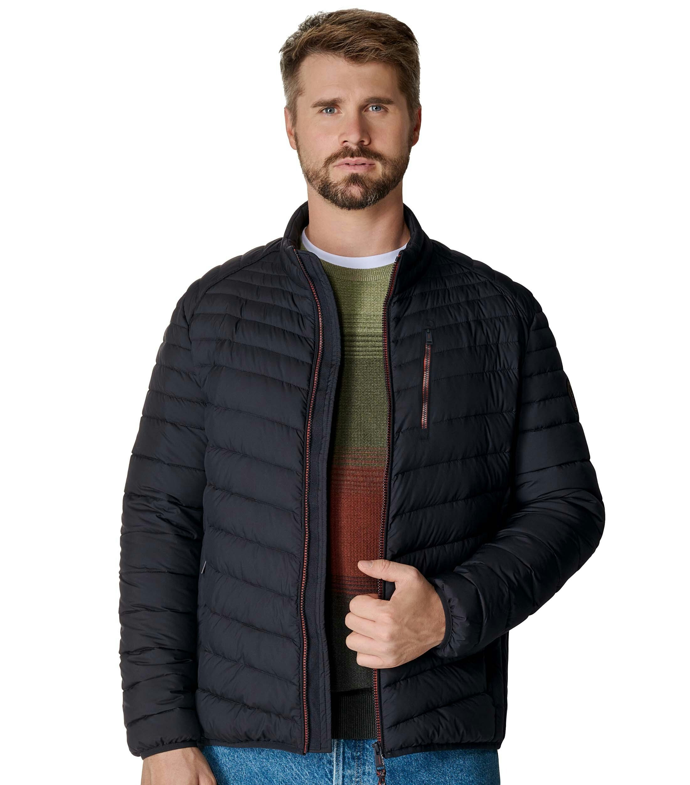 Das Model trägt eine Jacke im uni Muster in der Farbe mittleres Dunkelblau