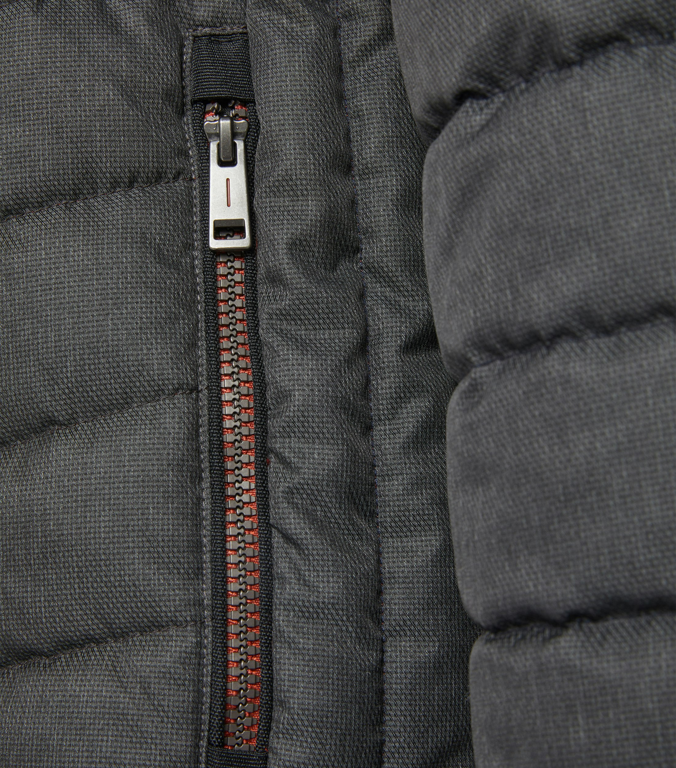 Das Model trägt eine Jacke im uni Muster in der Farbe Dunkelgrau