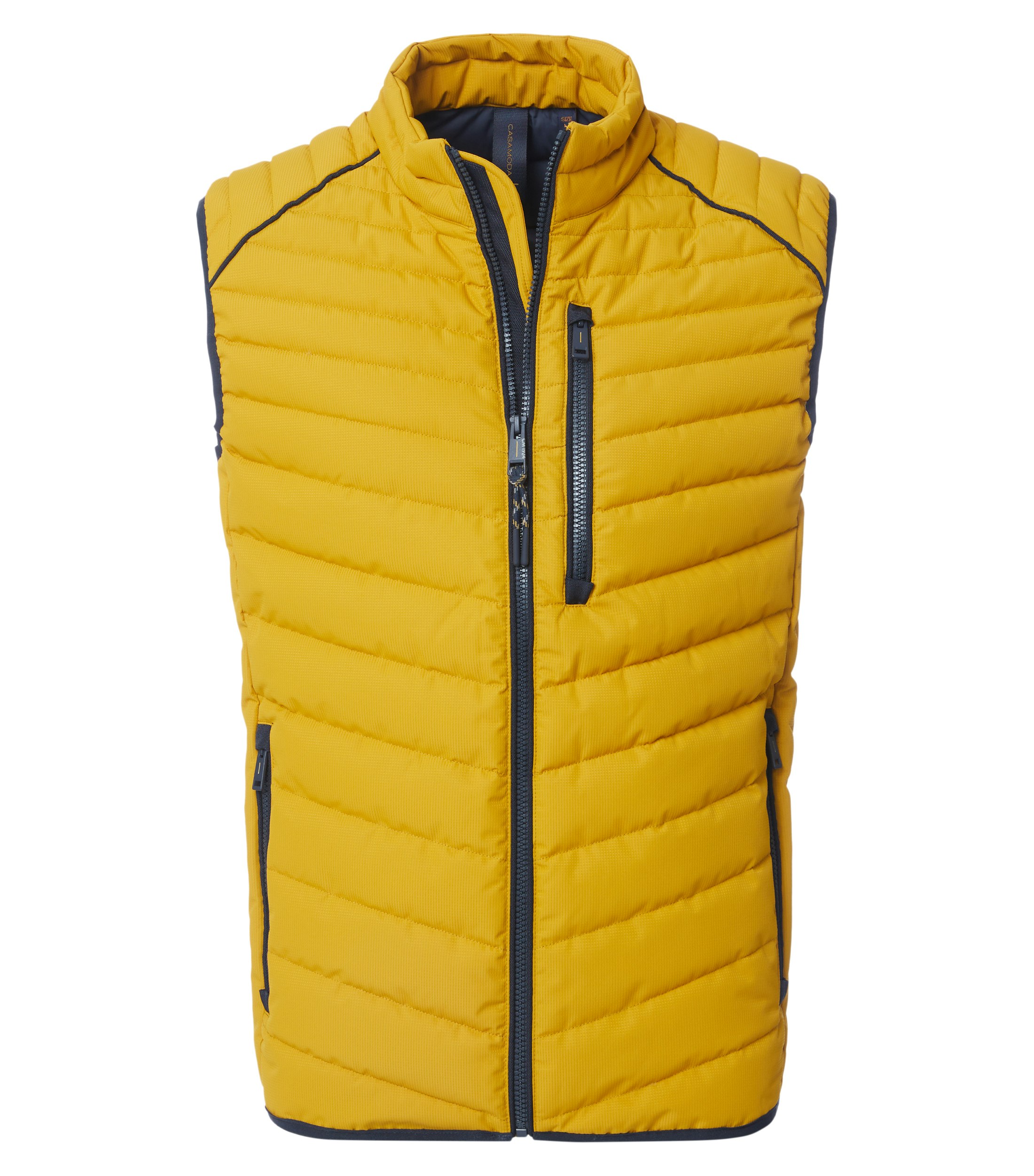 Das Model trägt eine Weste im uni Muster in der Farbe Senfgelb