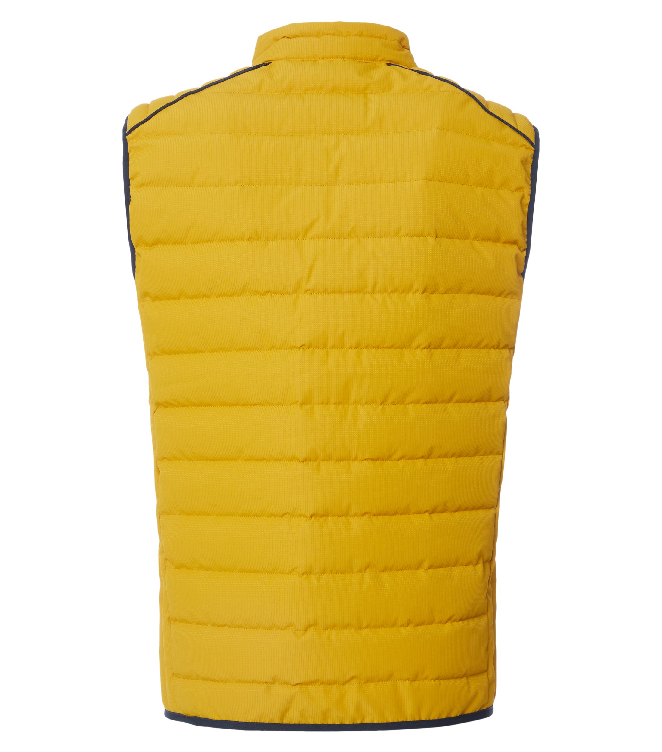 Das Model trägt eine Weste im uni Muster in der Farbe Senfgelb