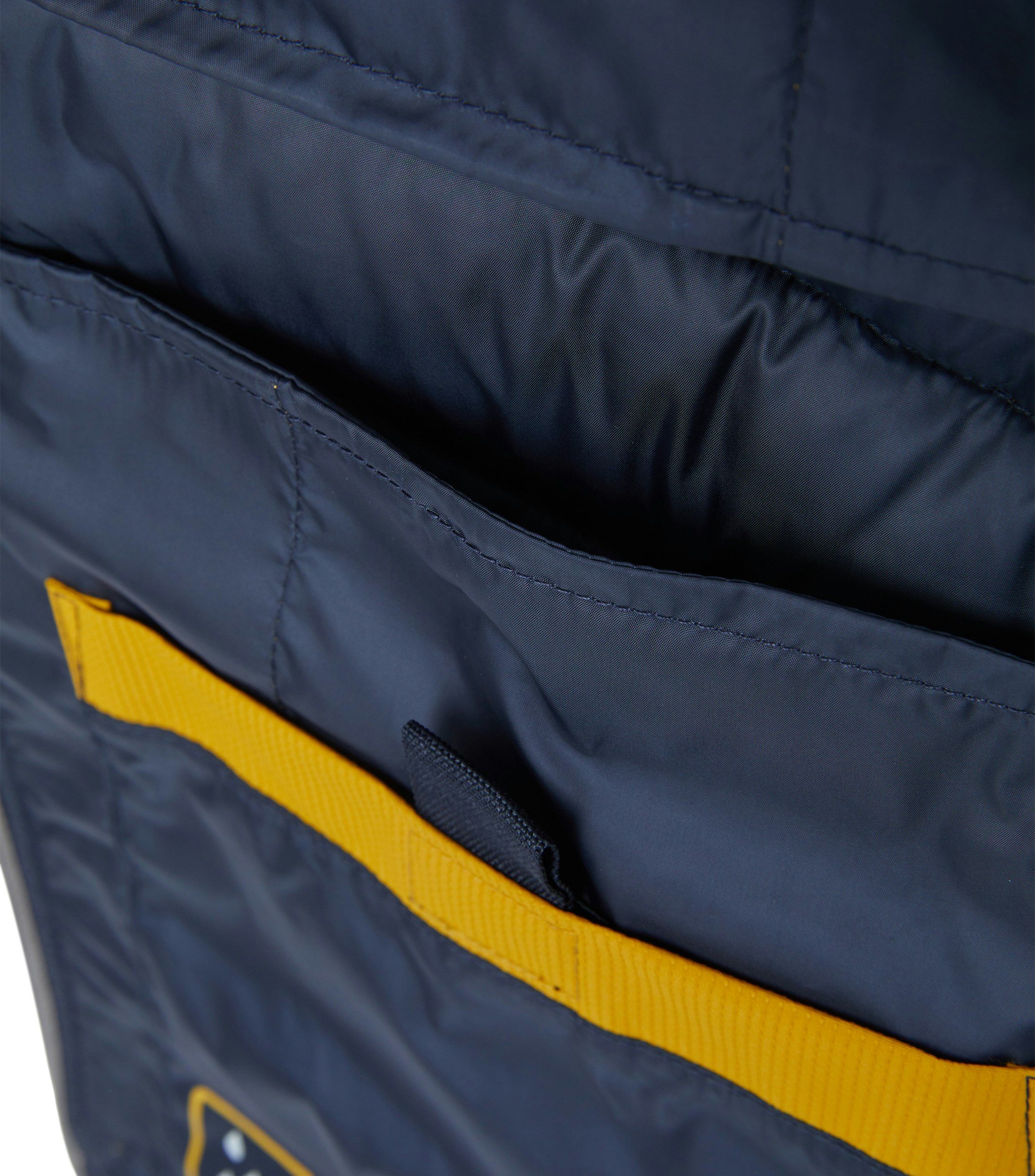 Das Model trägt eine Weste im uni Muster in der Farbe Senfgelb