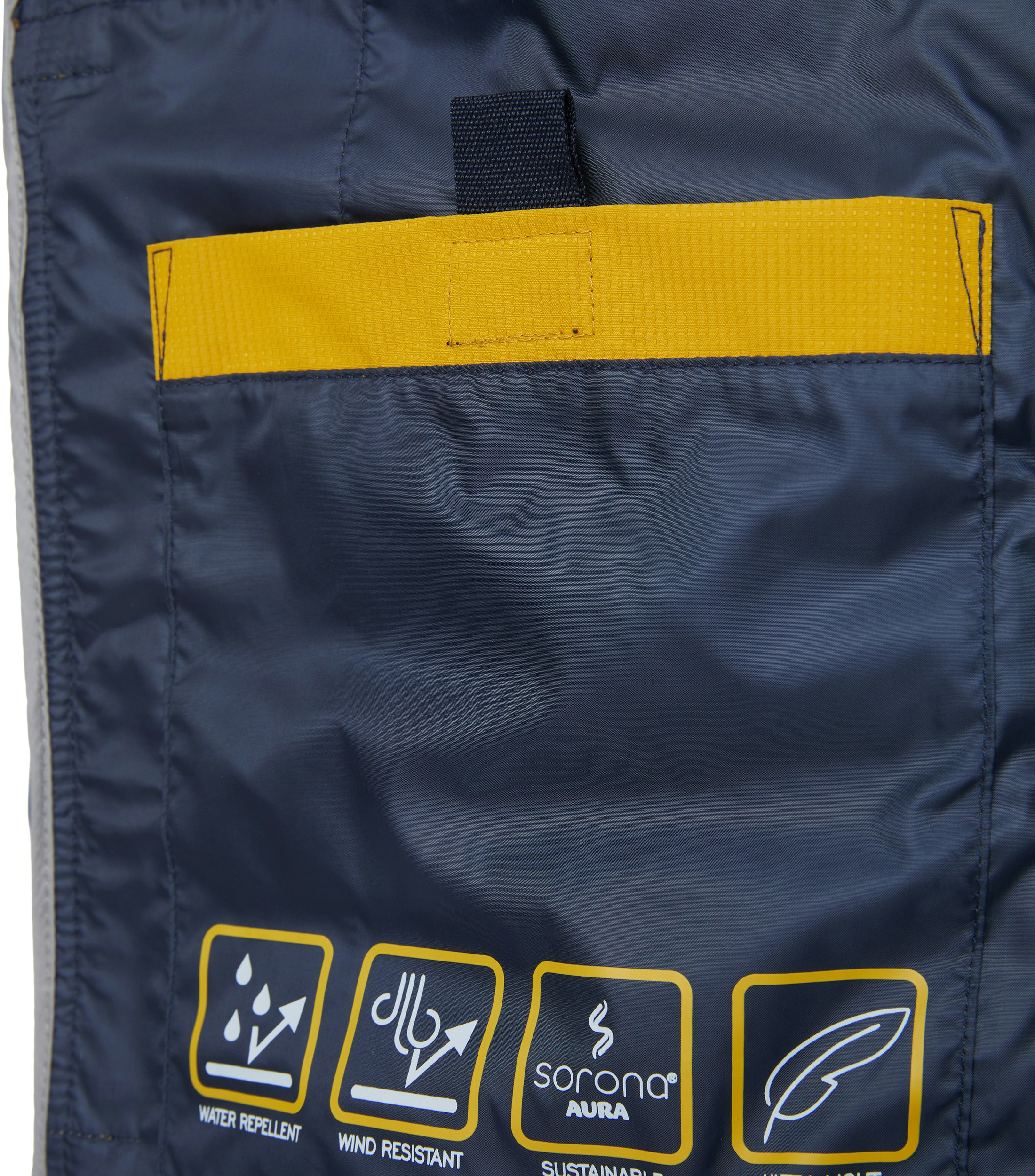 Das Model trägt eine Weste im uni Muster in der Farbe Senfgelb