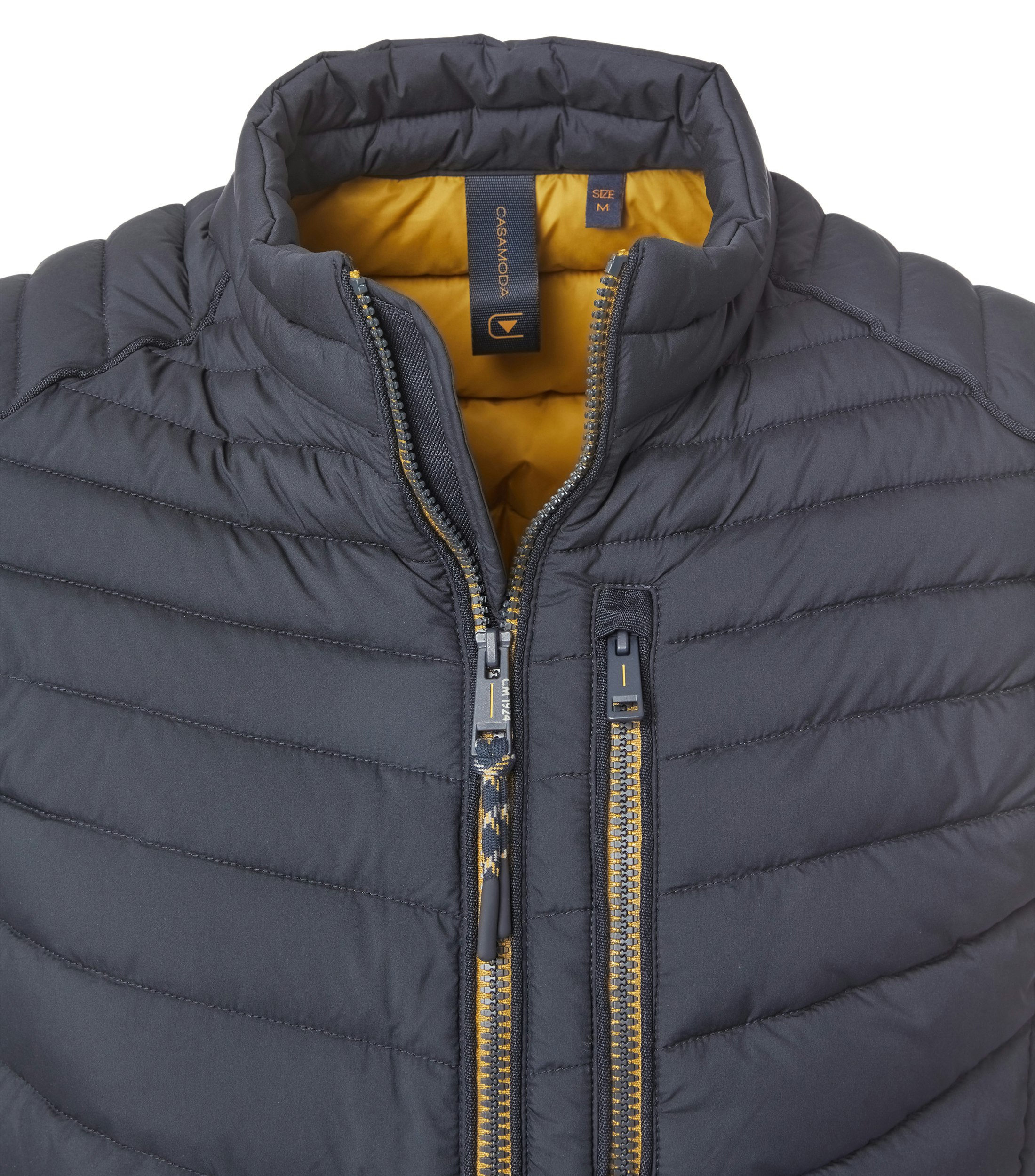 Das Model trägt eine Weste im uni Muster in der Farbe Dunkelblau