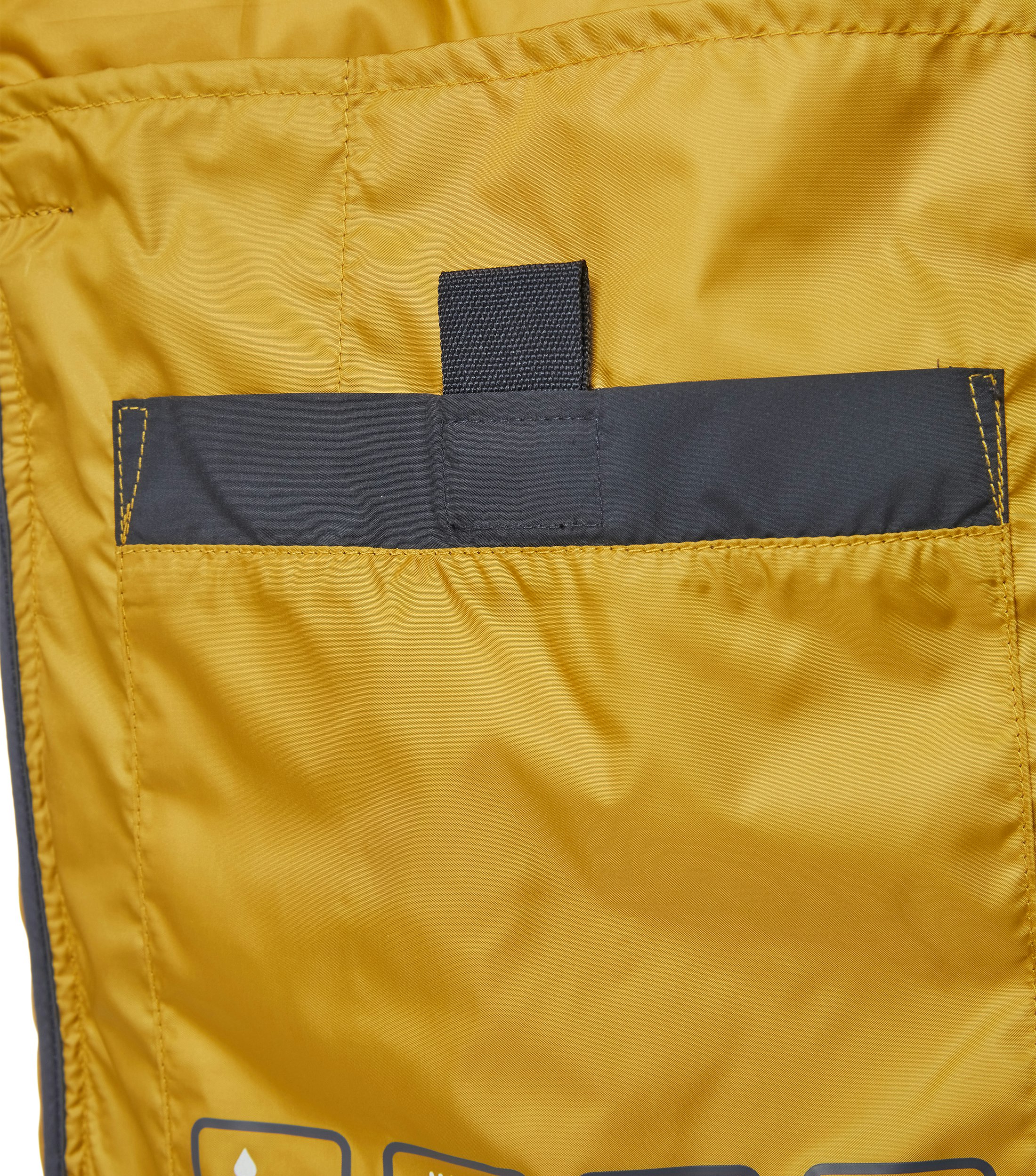 Das Model trägt eine Weste im uni Muster in der Farbe Dunkelblau