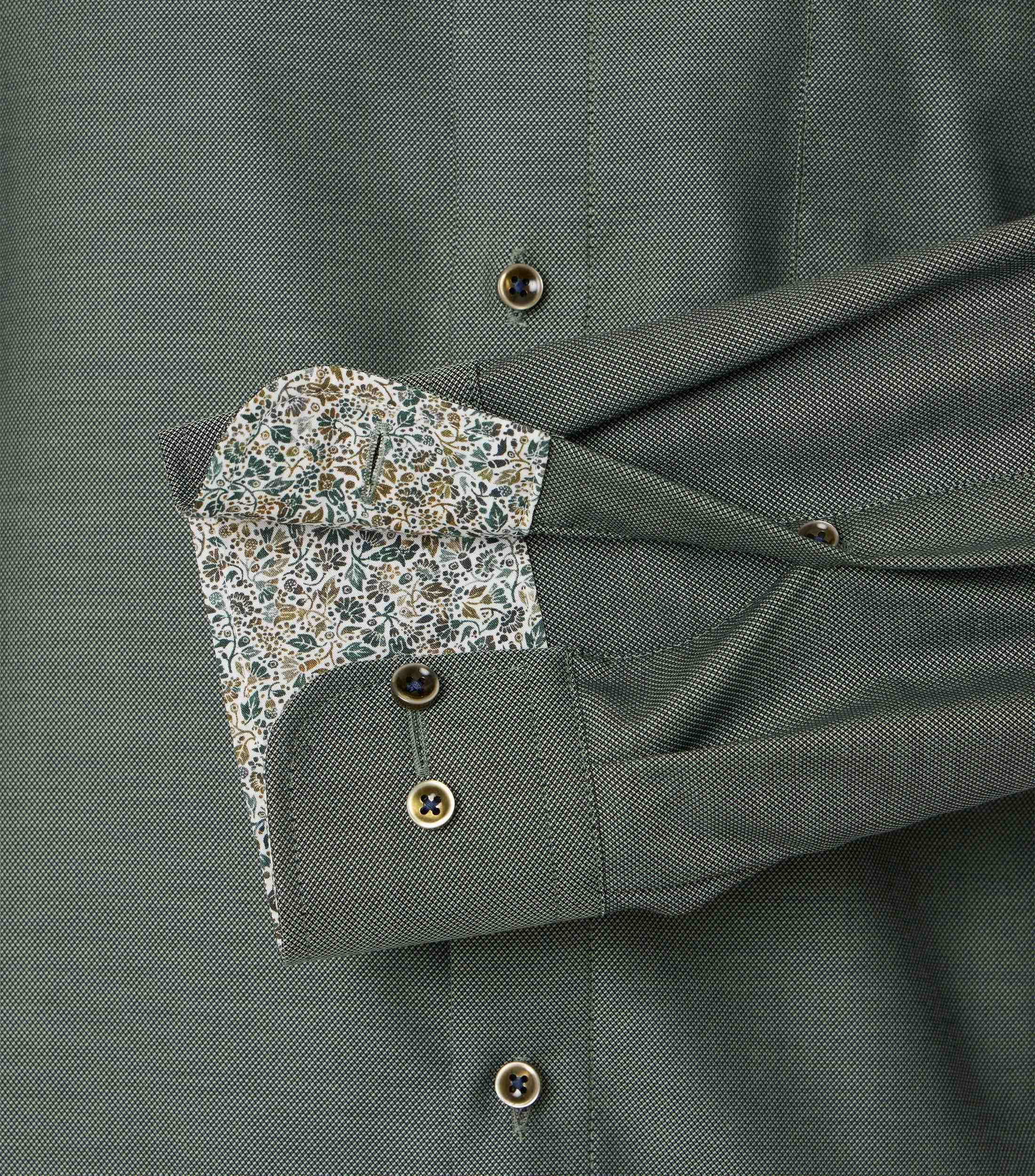 Ein Businesshemd im uni Muster in der Farbe Dunkelgrün