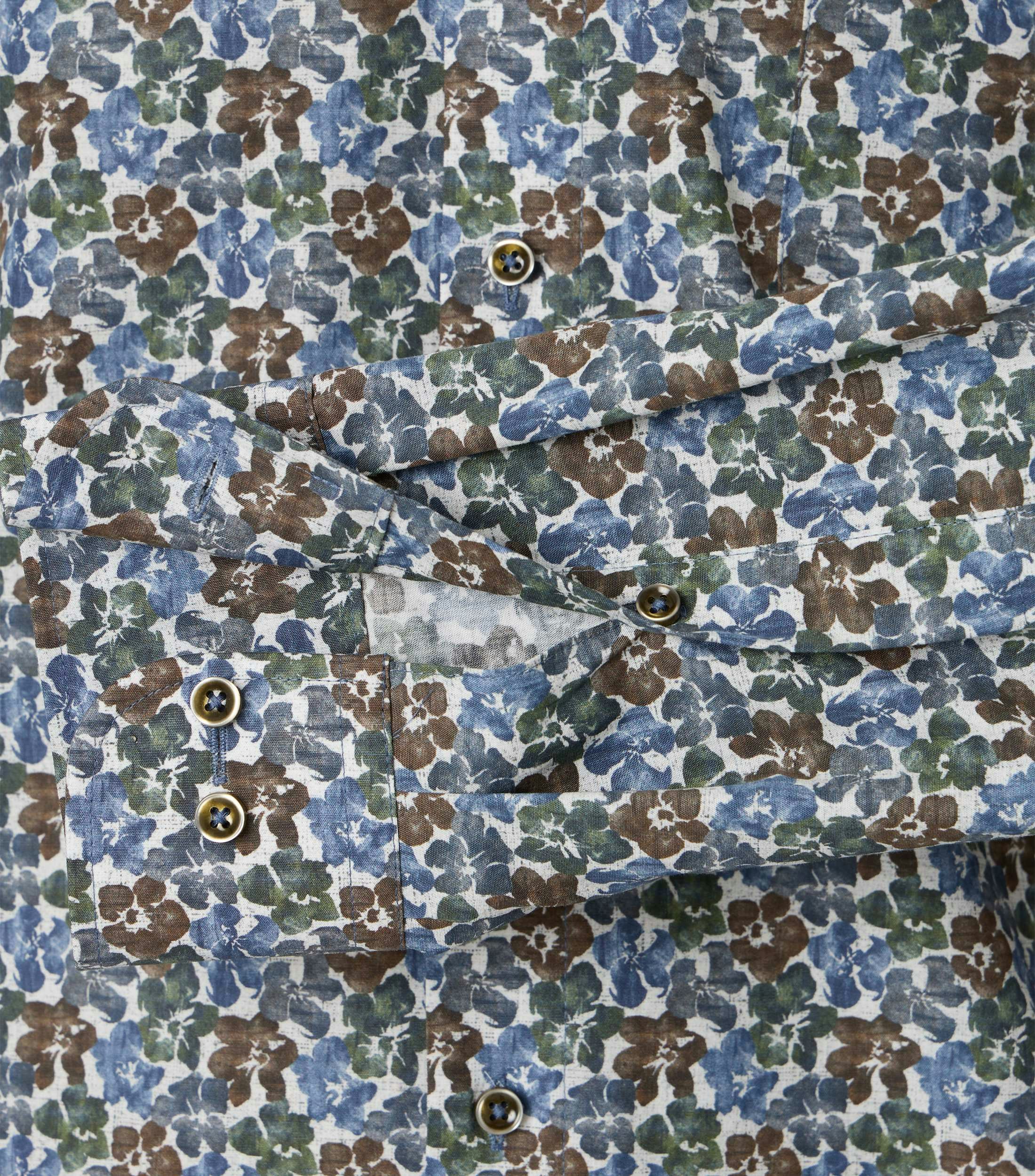Ein Businesshemd im Print Muster in der Farbe Blau