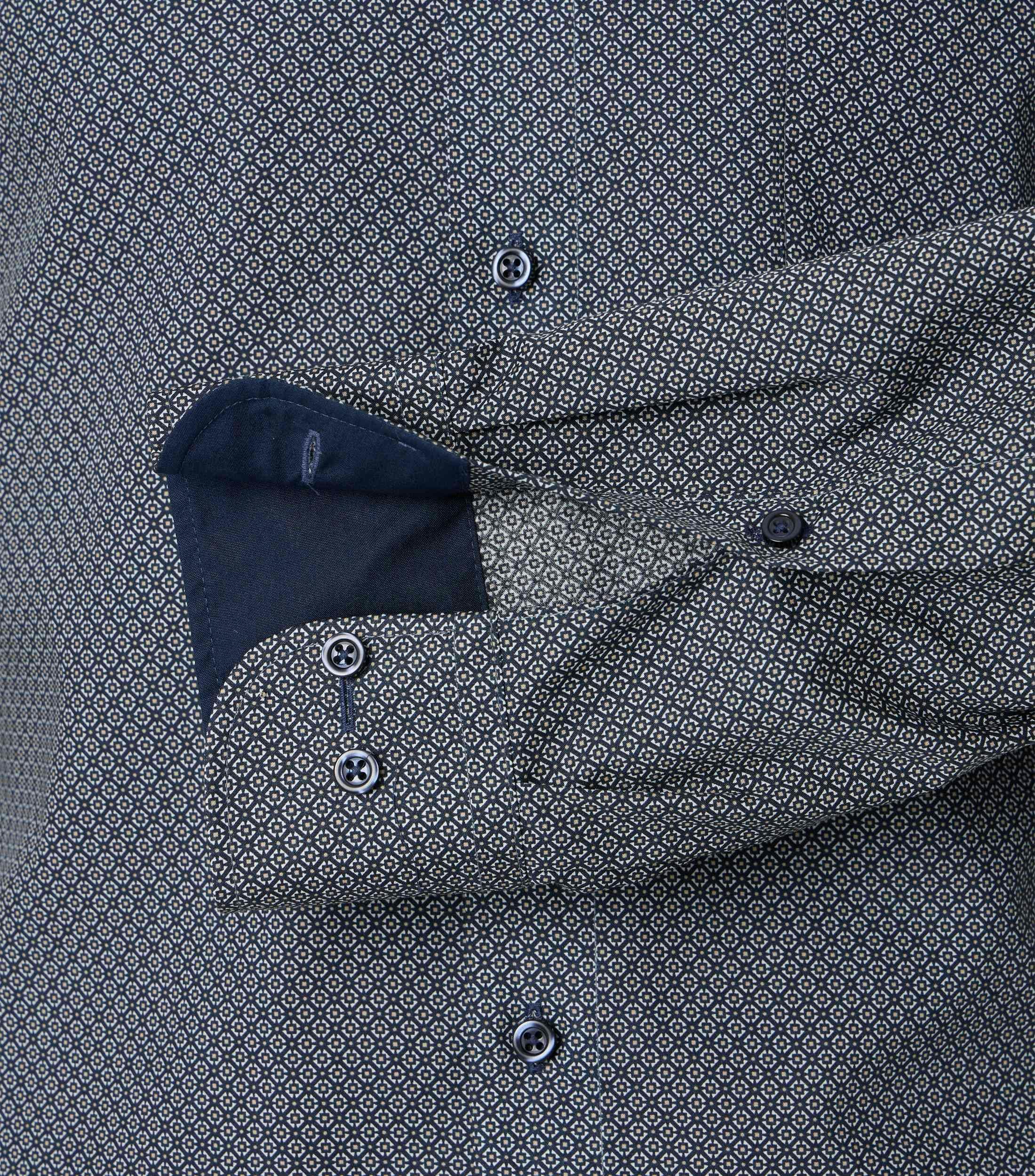 Ein Businesshemd im Print Muster in der Farbe Blau