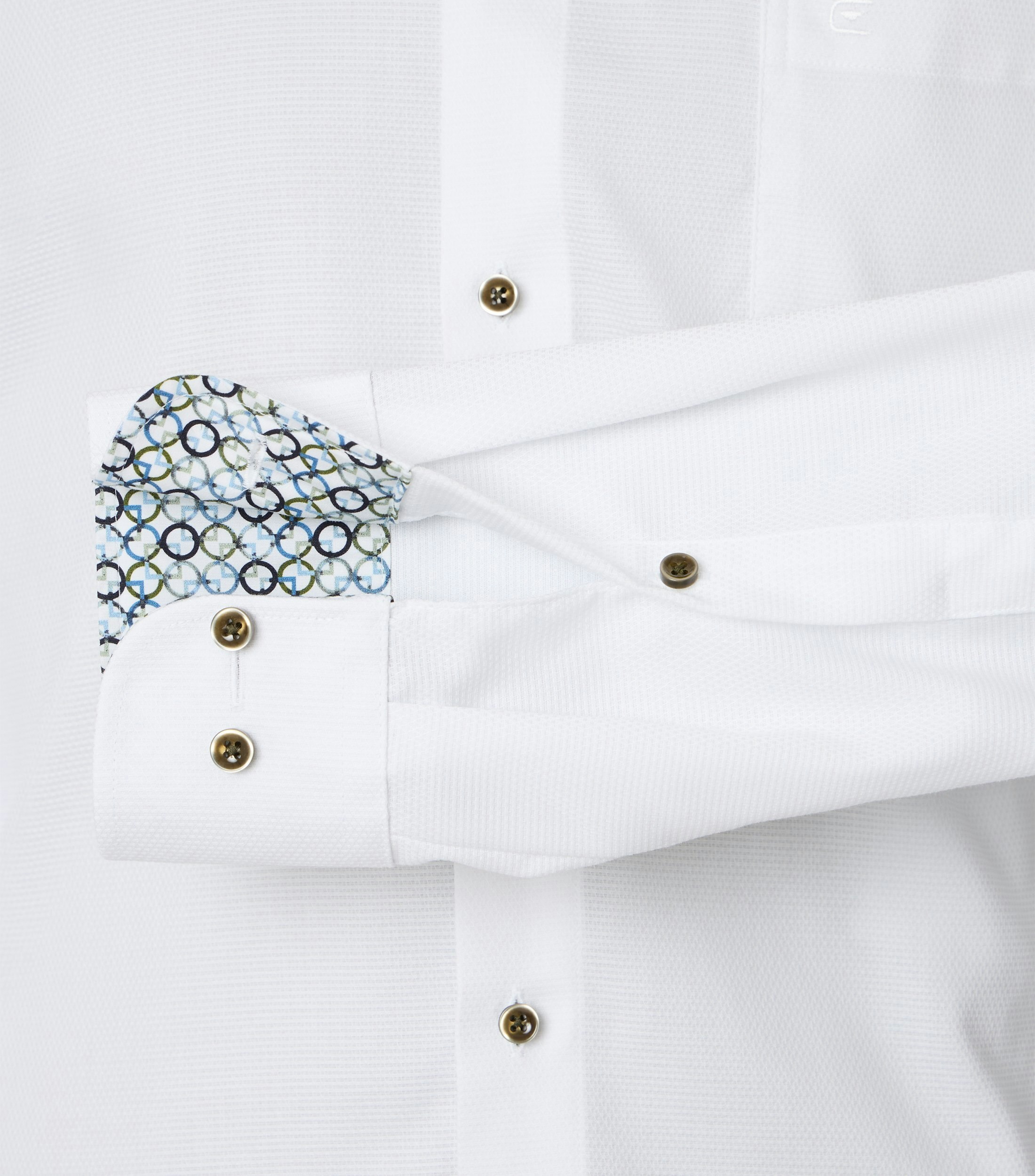 Ein Businesshemd im uni Muster in der Farbe Weiß