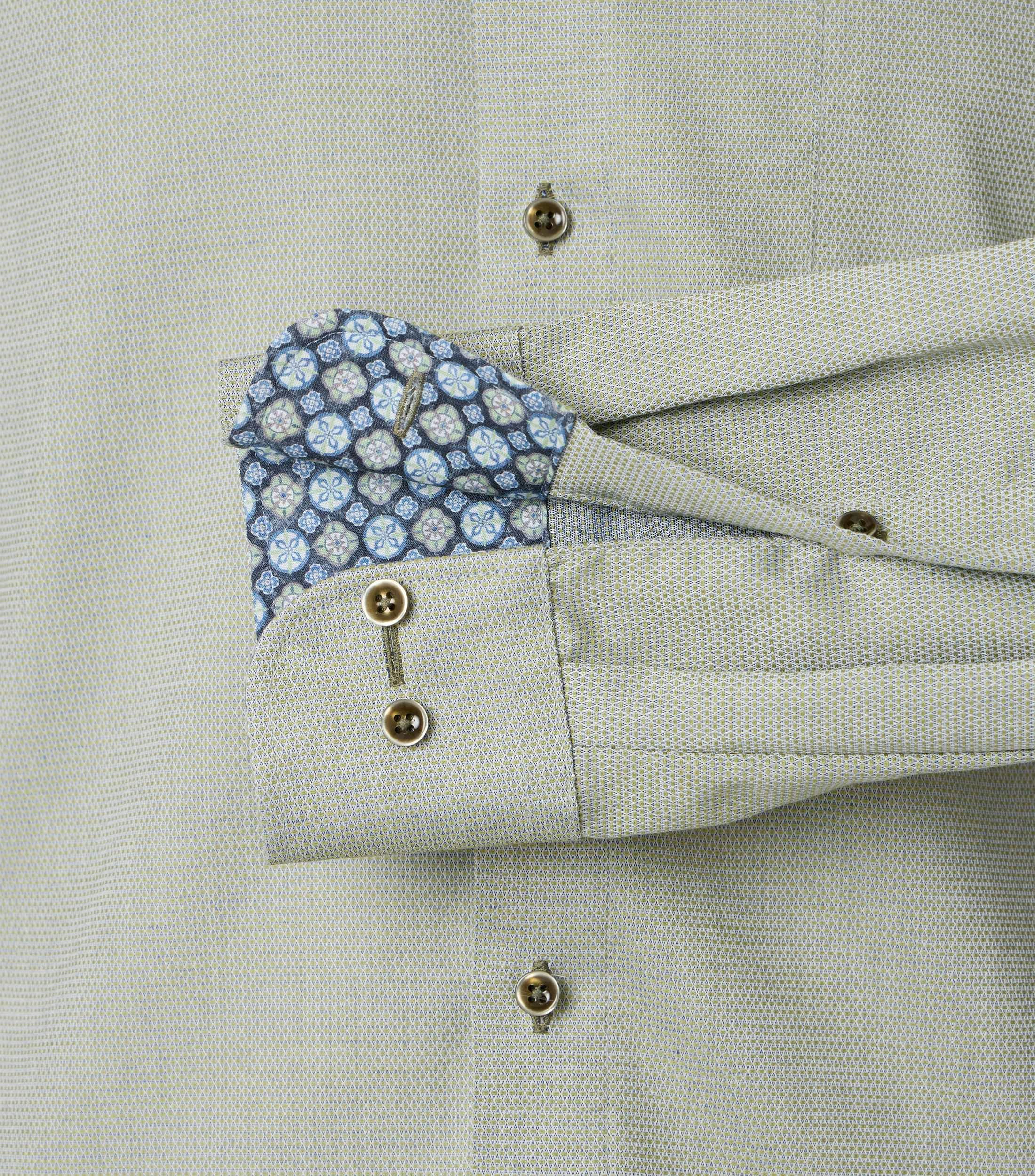 Ein Businesshemd im uni Muster in der Farbe Grün