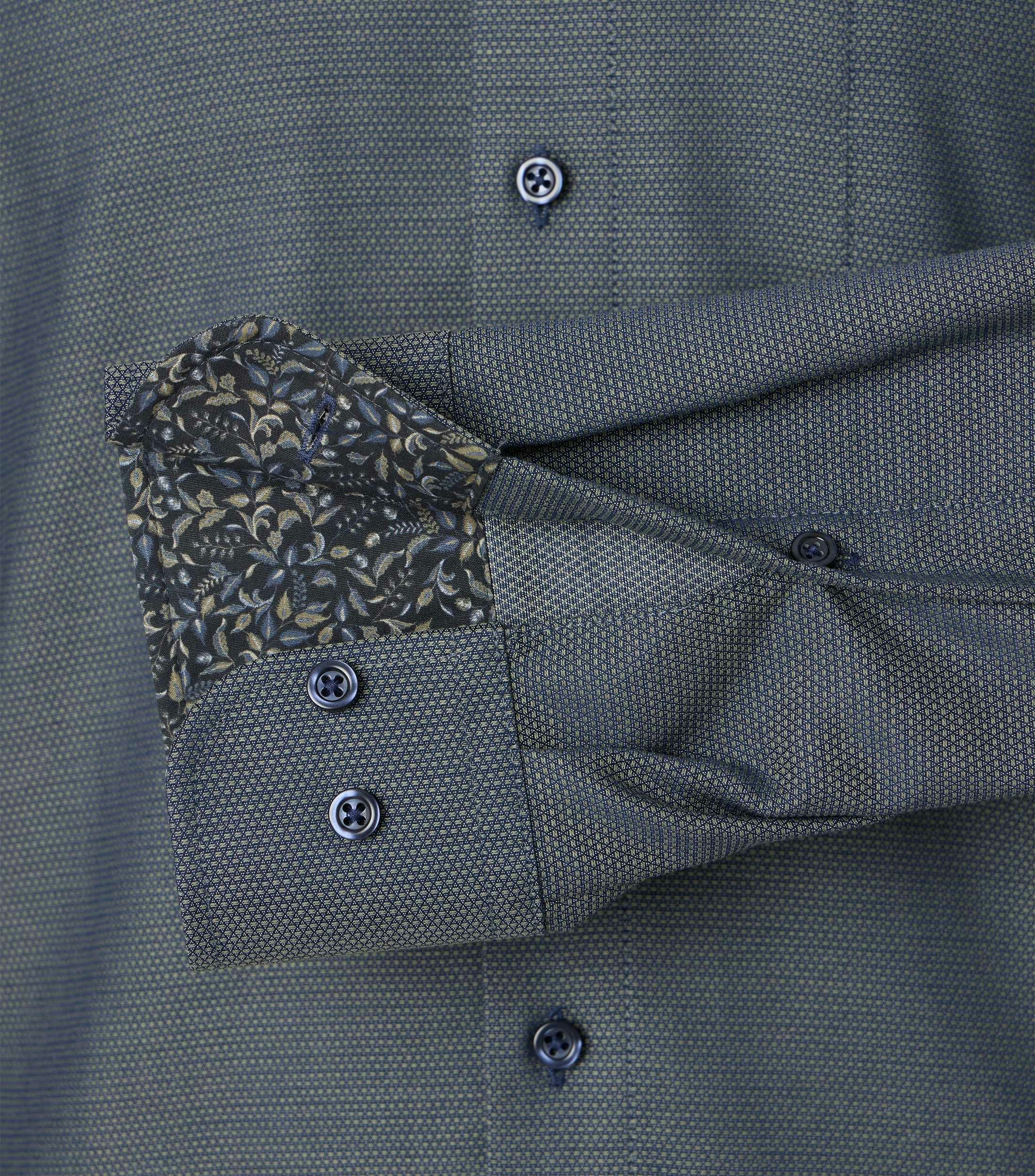 Ein Businesshemd im uni Muster in der Farbe Grün