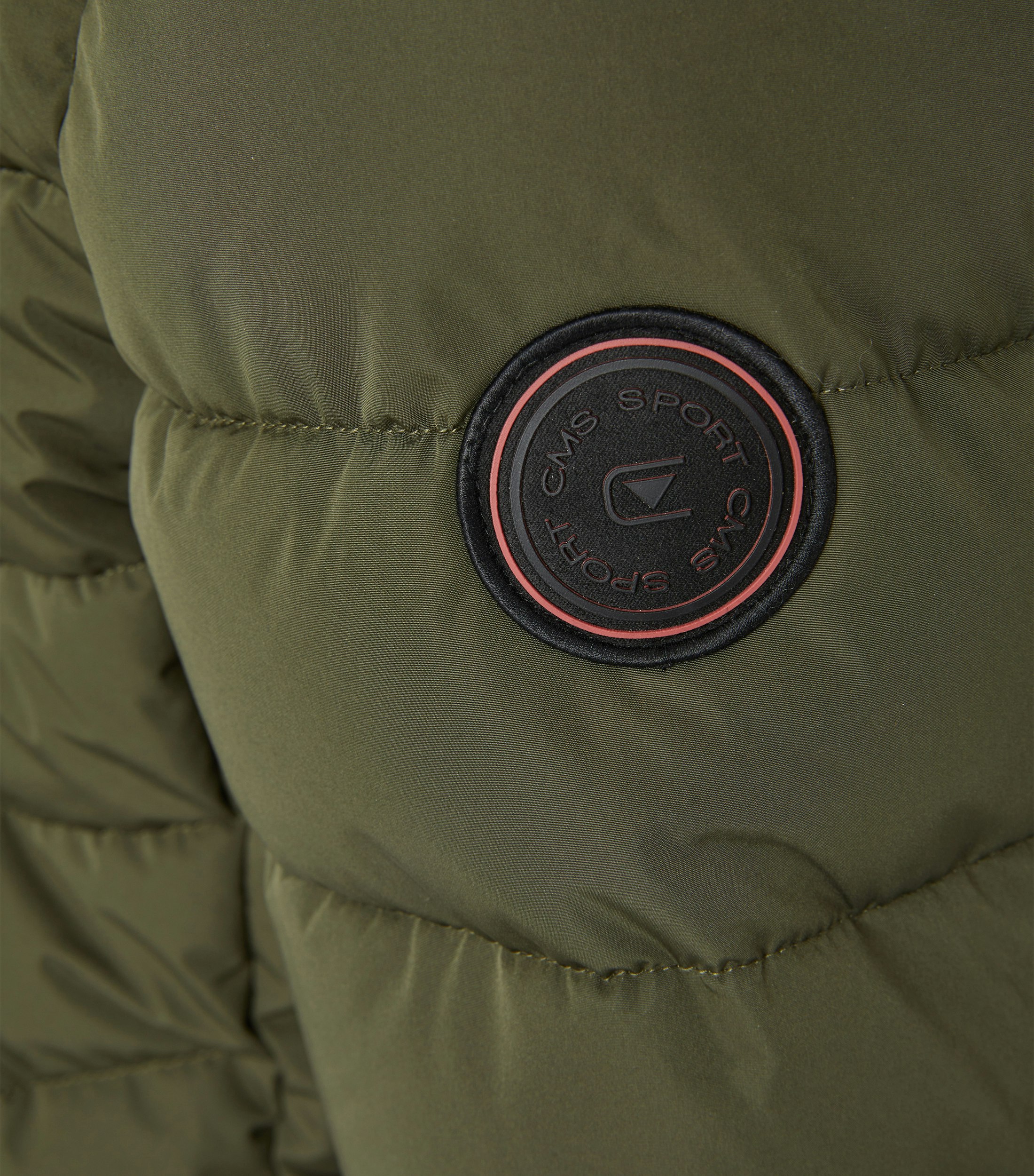 Das Model trägt eine Jacke im uni Muster in der Farbe Grün