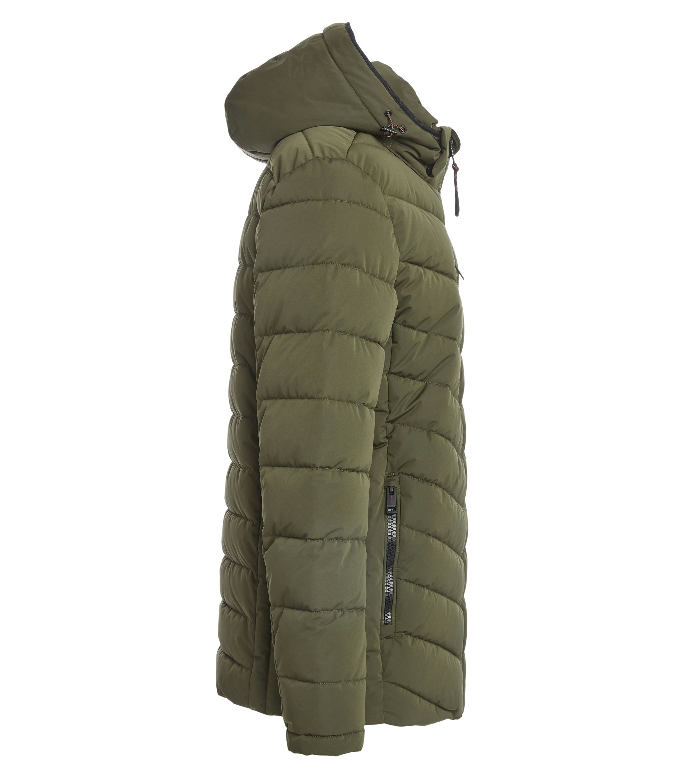 Das Model trägt eine Jacke im uni Muster in der Farbe Grün