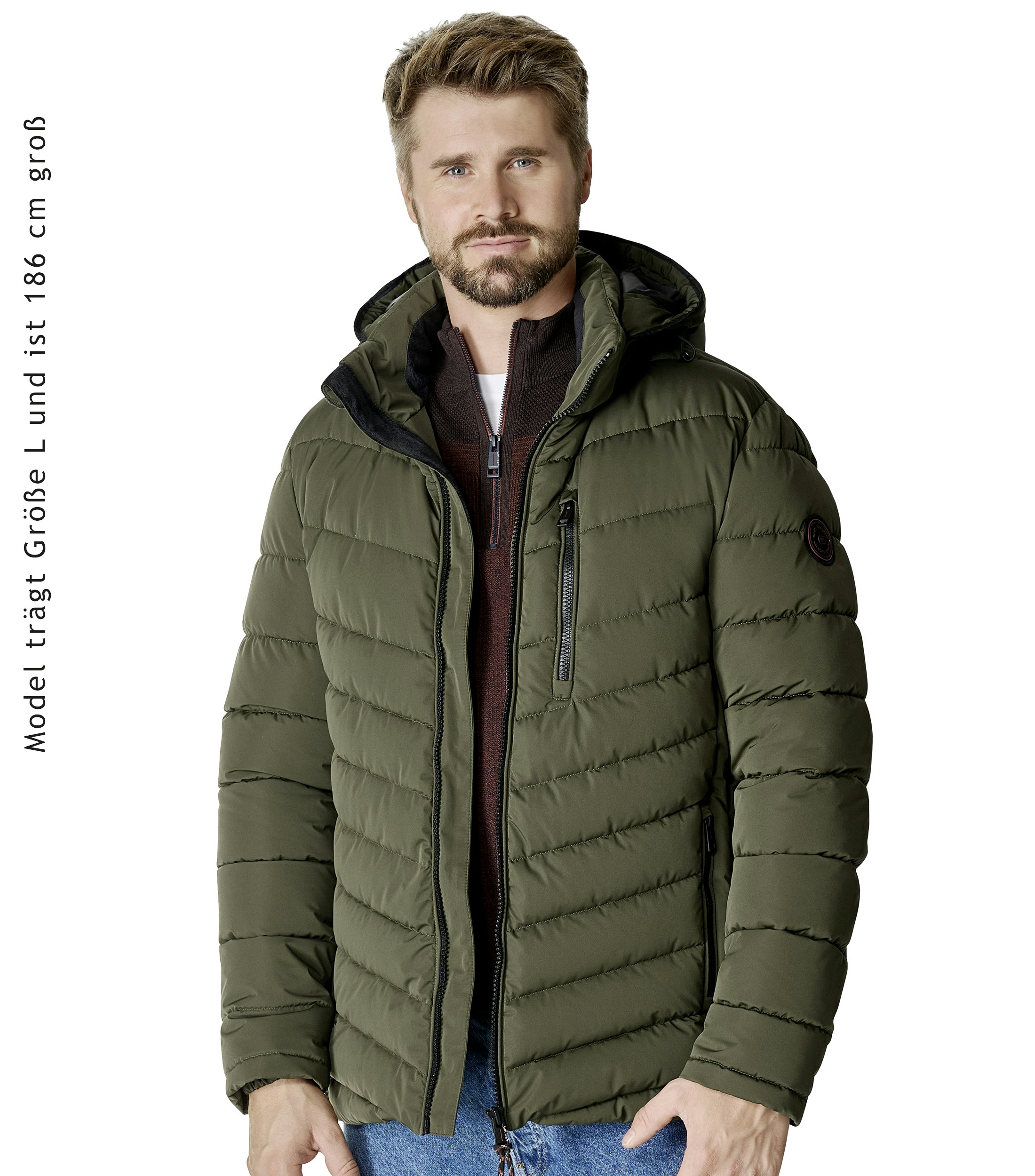 Das Model trägt eine Jacke im uni Muster in der Farbe Grün