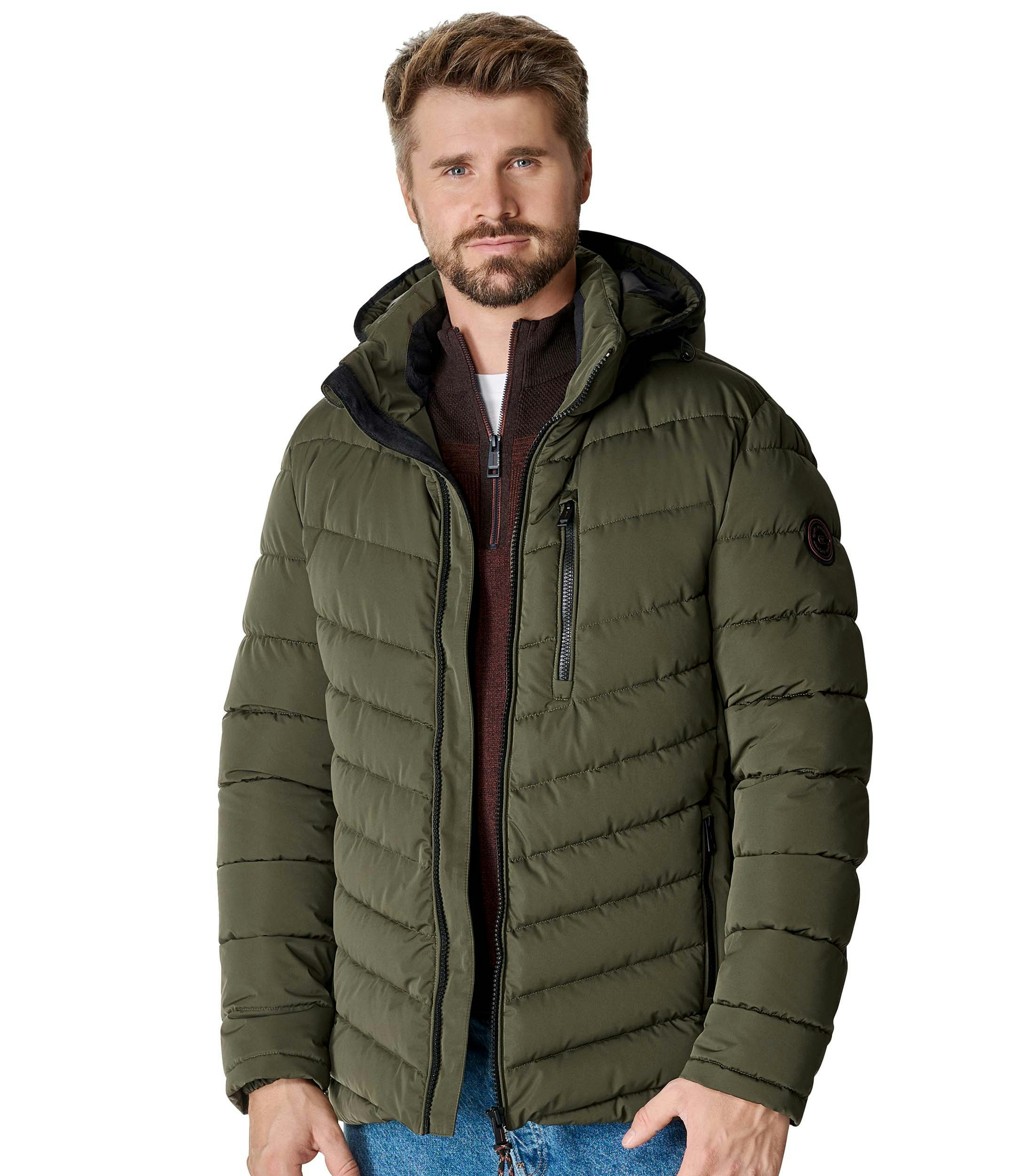 Das Model trägt eine Jacke im uni Muster in der Farbe Grün