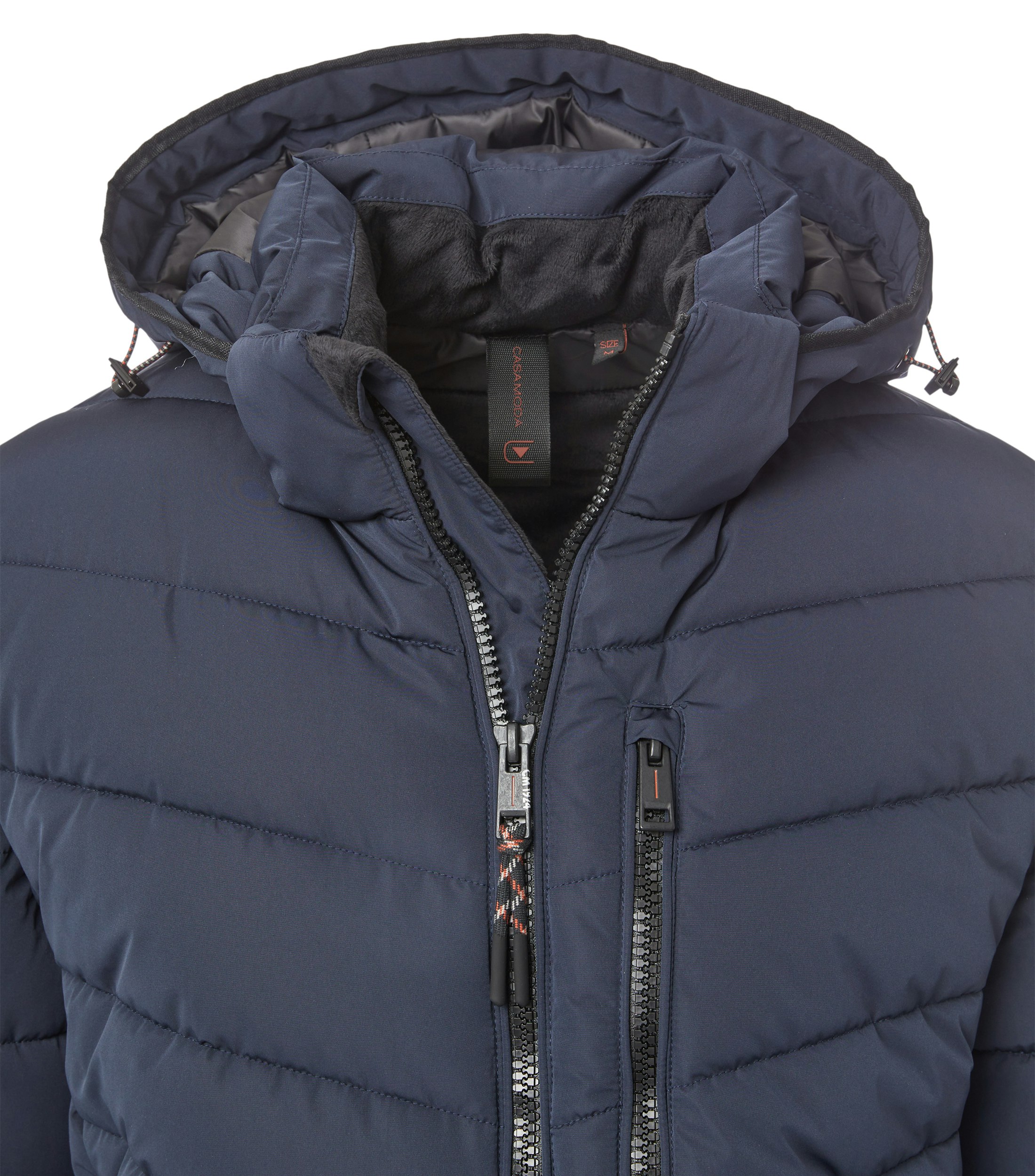 Das Model trägt eine Jacke im uni Muster in der Farbe Blau