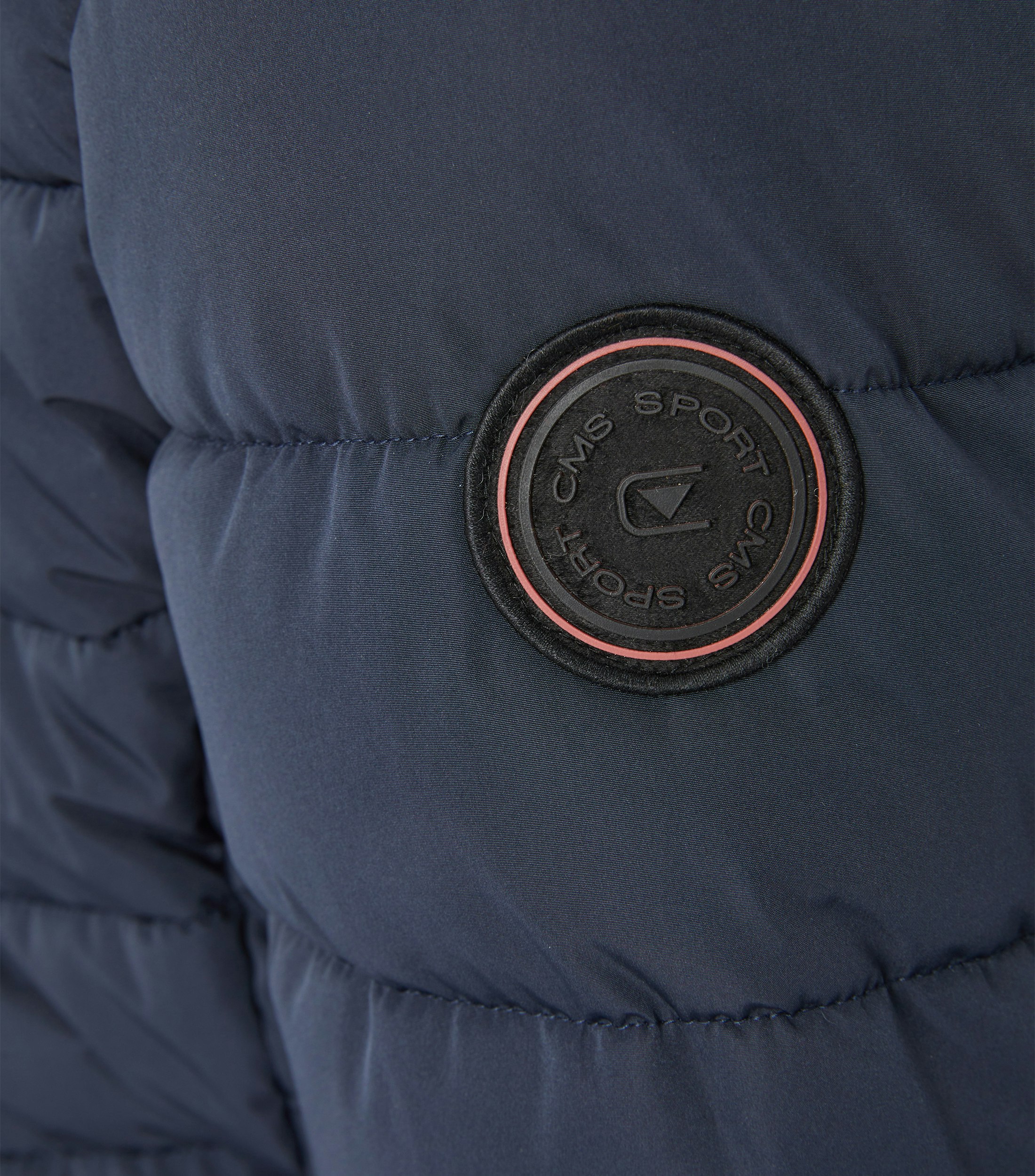 Das Model trägt eine Jacke im uni Muster in der Farbe Blau