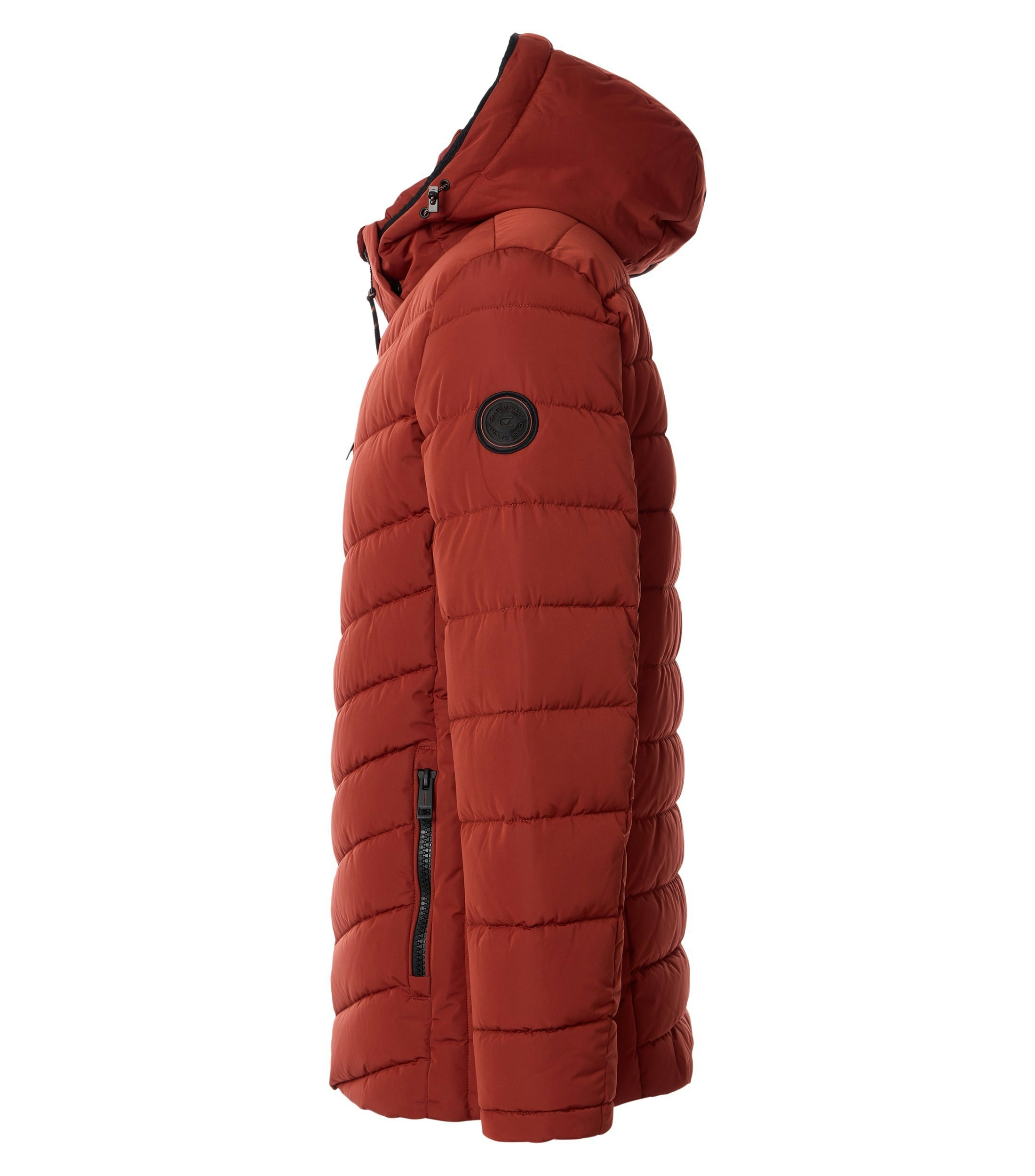 Das Model trägt eine Jacke im uni Muster in der Farbe Rot