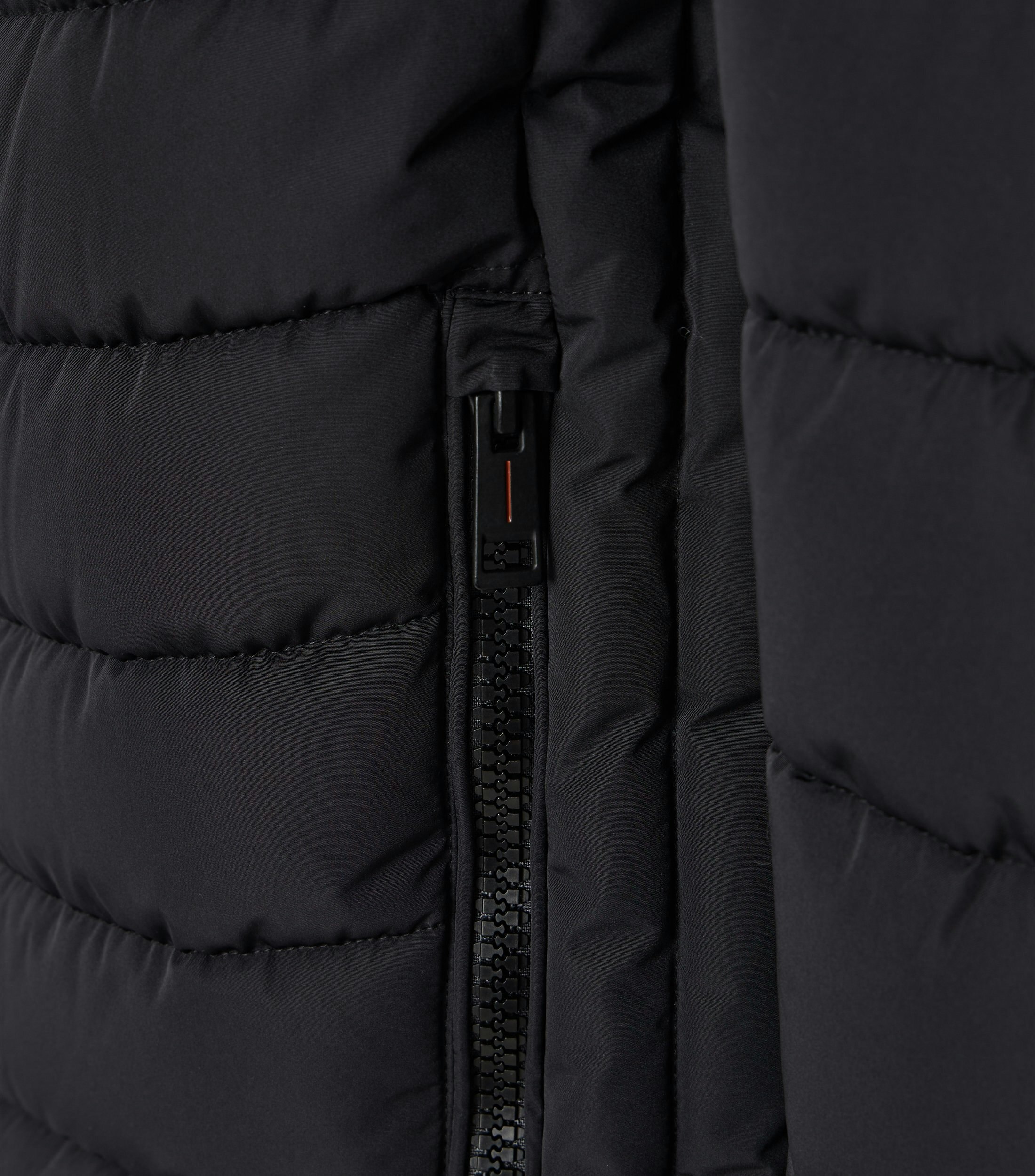 Das Model trägt eine Jacke im uni Muster in der Farbe Schwarz