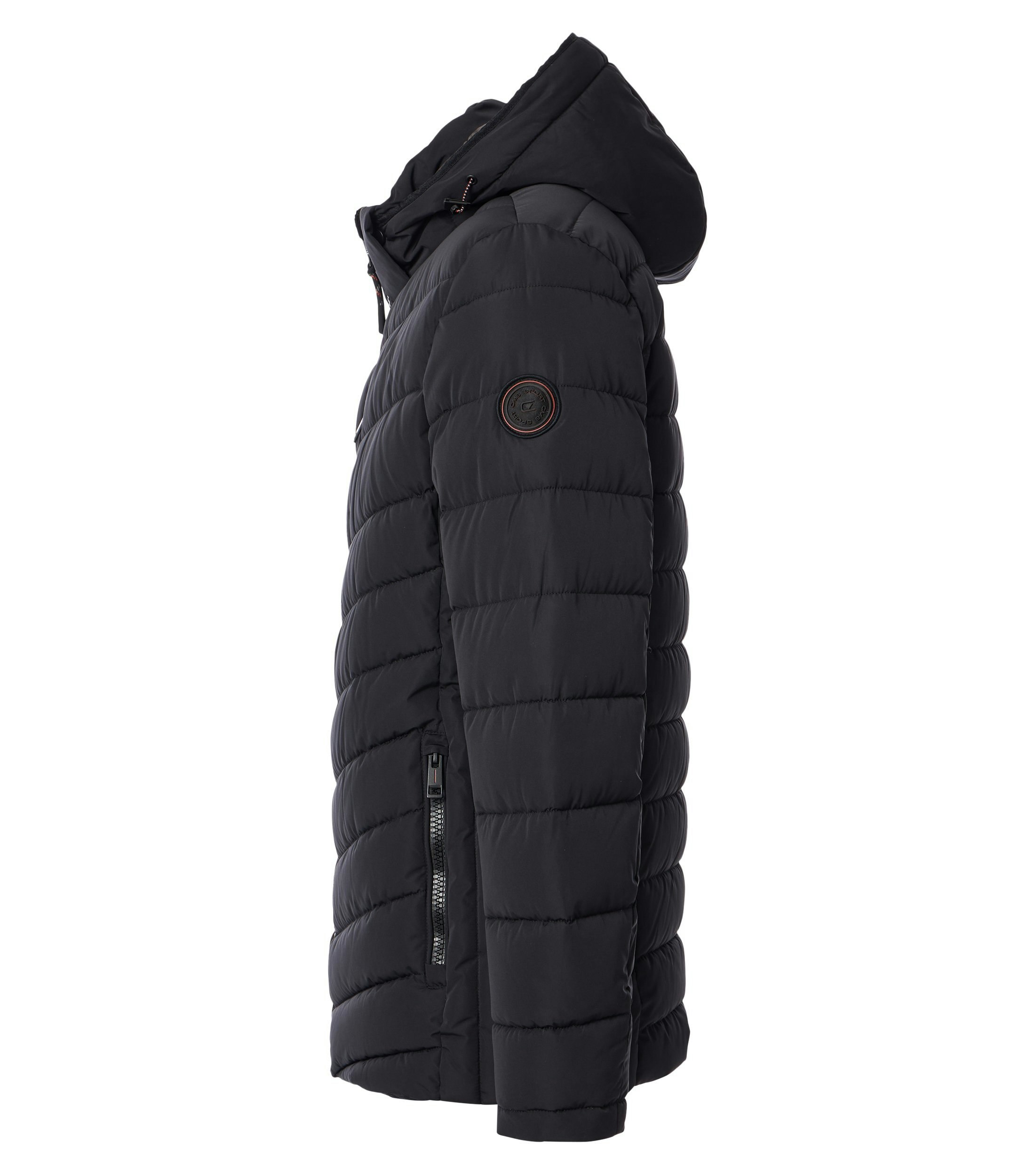 Das Model trägt eine Jacke im uni Muster in der Farbe Schwarz