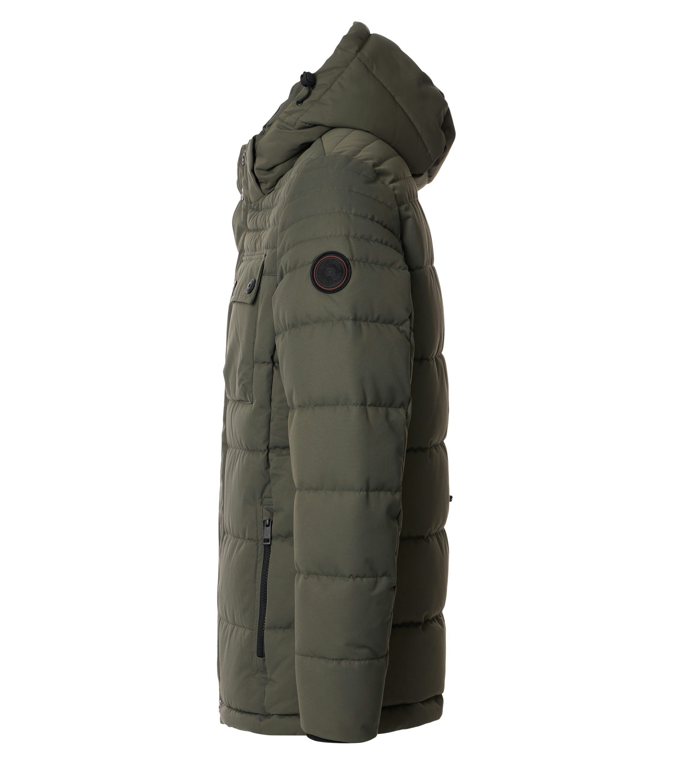 Das Model trägt eine Jacke im uni Muster in der Farbe Grün