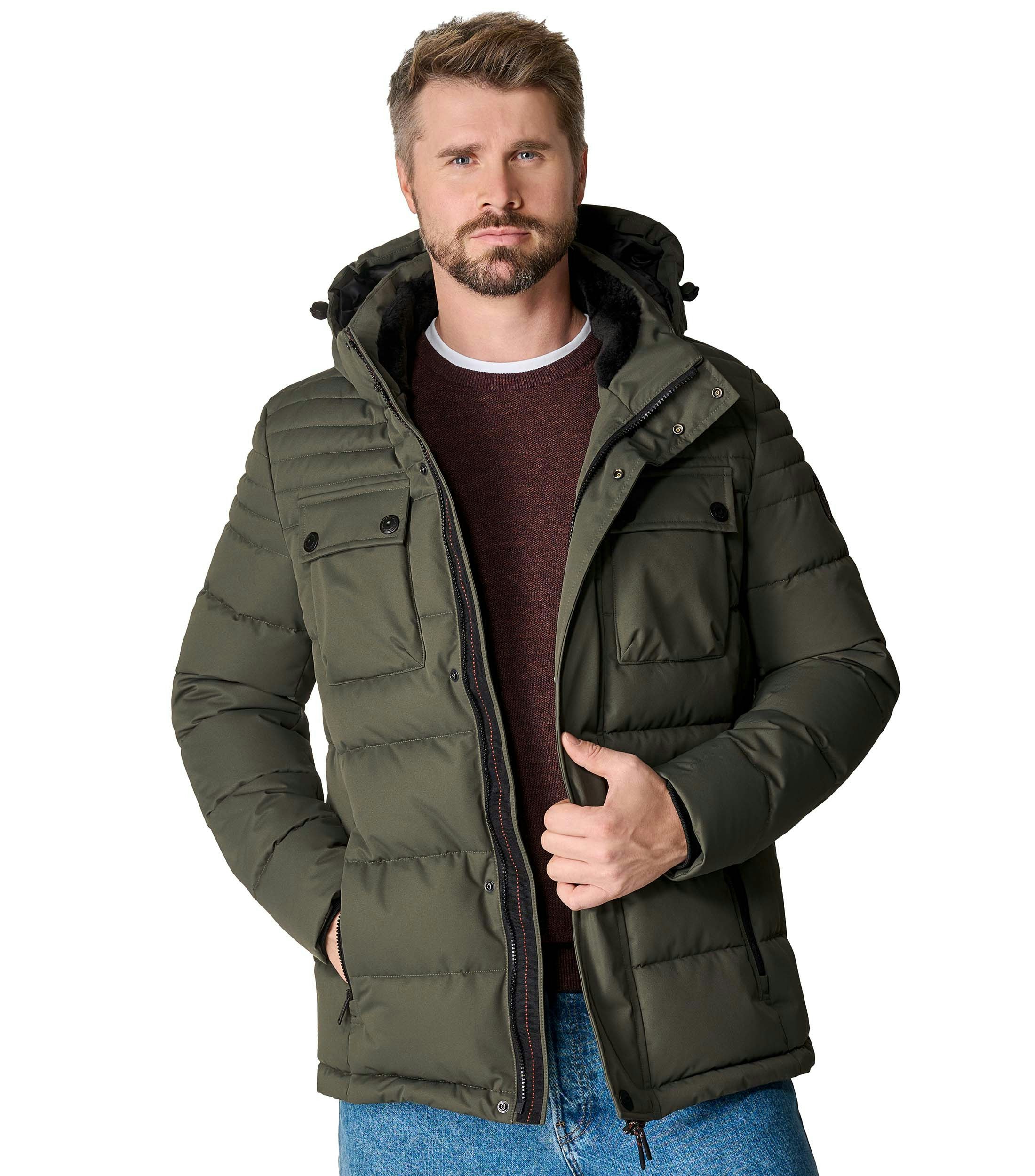 Das Model trägt eine Jacke im uni Muster in der Farbe Grün