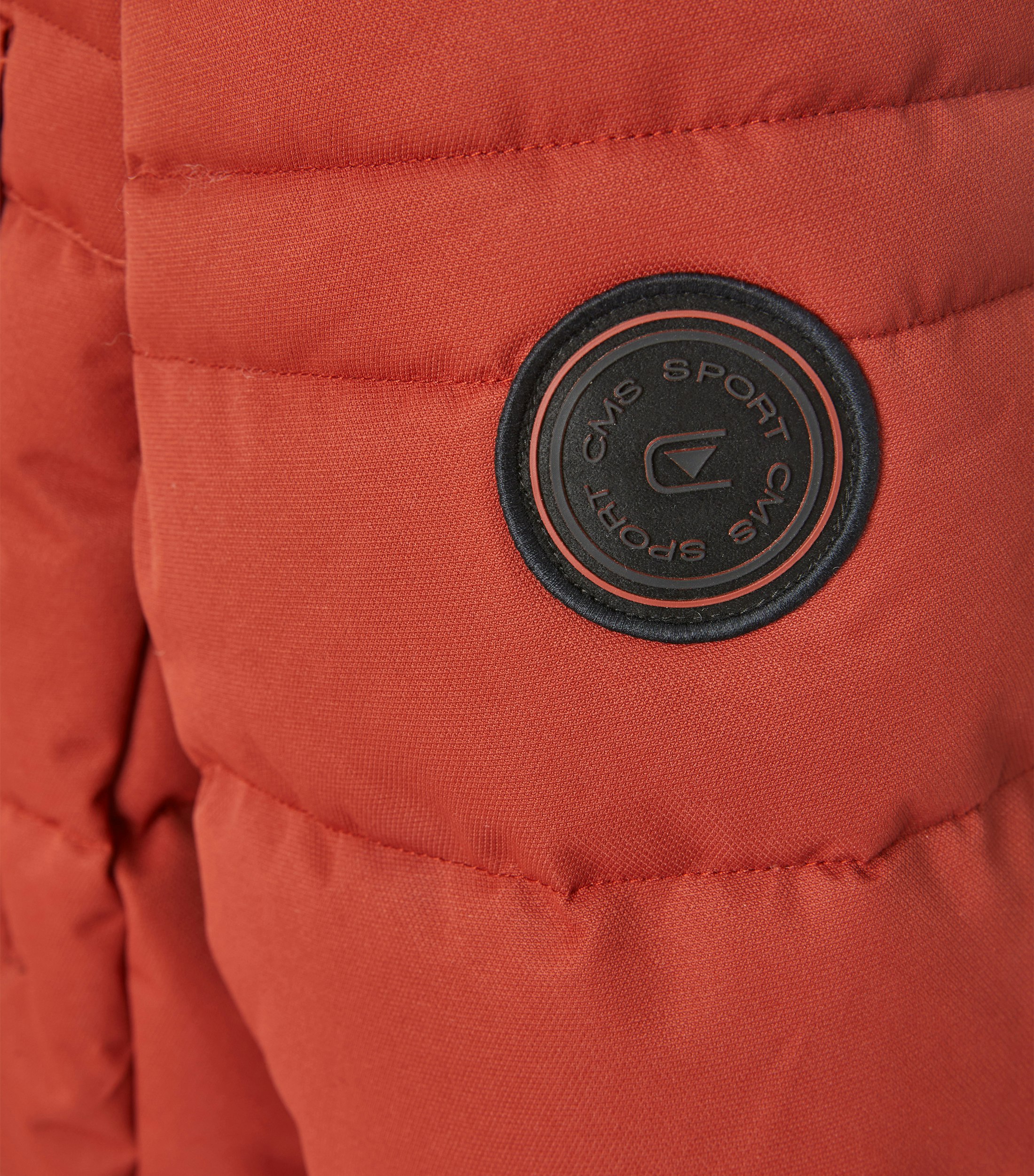 Das Model trägt eine Jacke im uni Muster in der Farbe Rot